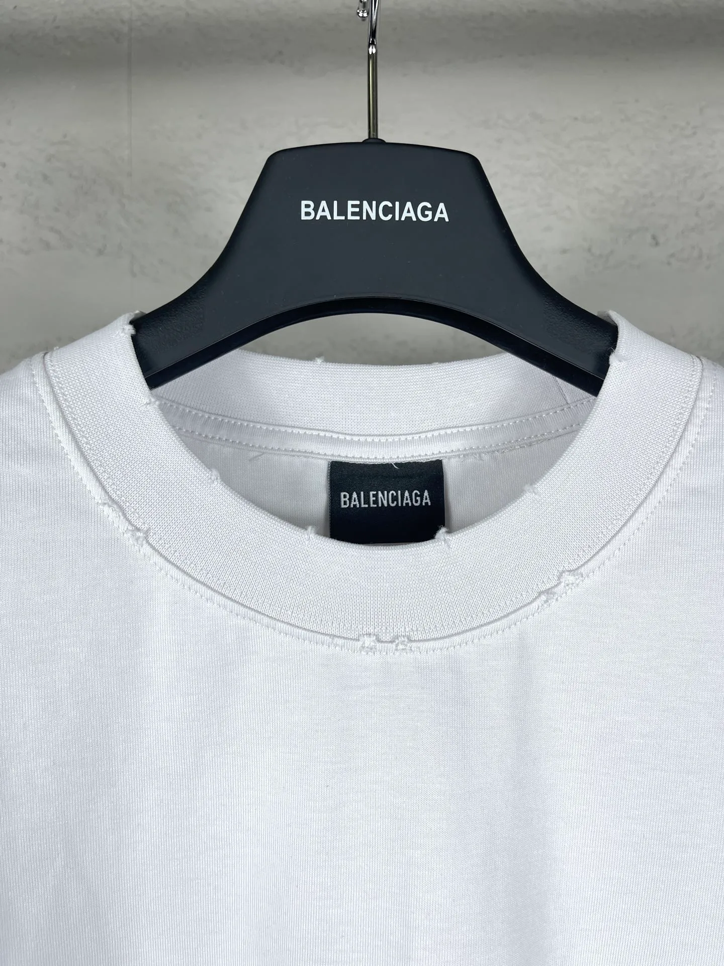 🅿️194 Real photos [Top version. Official website quality] BALENCI*GA/Paris. 23ss latest classic model. Tape pulp printing. Ready-to-wear washed and worn short-sleeved T-shirt. Brick cabinet synchronization. The fabric is made of Paris ZP custom-woven and dyed 100% cotton double yarn compact cotton. The weight is 260 grams, the cloth surface is clean. The cloth pattern is clear, soft and comfortable, and the thread is dyed with no color difference. The classic pattern is printed with environmentally friendly imported materials, and the tape pattern is glued. The letters are clear and the effect is three-dimensional. Restored brick cabinet. The garments were washed and aged, and polished by many hands. Produced by ultra-heavy craftsmanship, the market currency is very different, welcome to compare.                                 Note⚠️ZP is made of iron gray garments that are washed and distressed. Pay attention to the big difference! Welcome to compare! The version adopts OS loose shoulder version. The same style for men and women. Code: BL223089 Color: iron gray, white, fluorescent green, gray blue, coffee color, fog blue, beige gray, burgundy, green, floral gray Size: XS S M L