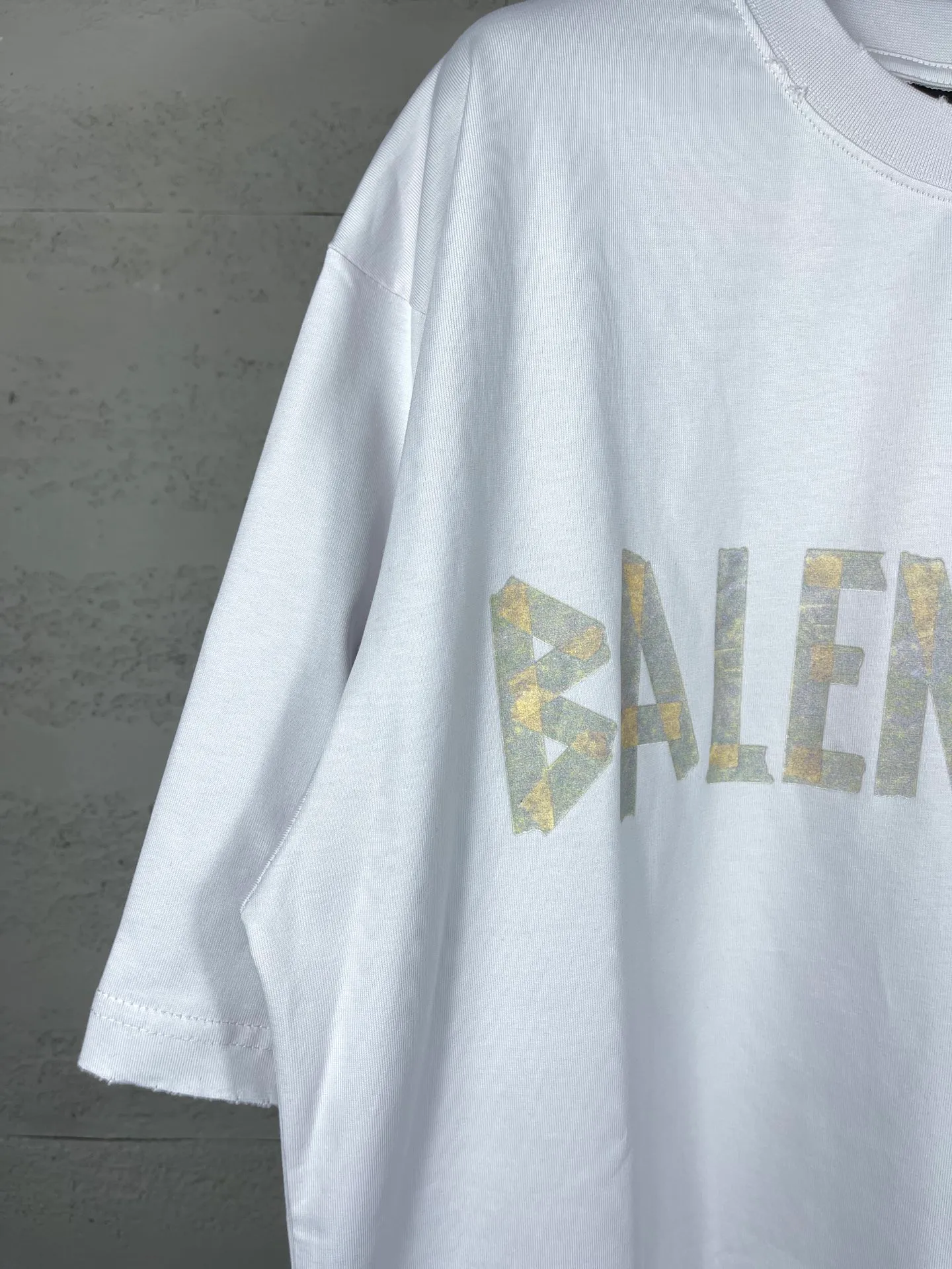 🅿️194 Real photos [Top version. Official website quality] BALENCI*GA/Paris. 23ss latest classic model. Tape pulp printing. Ready-to-wear washed and worn short-sleeved T-shirt. Brick cabinet synchronization. The fabric is made of Paris ZP custom-woven and dyed 100% cotton double yarn compact cotton. The weight is 260 grams, the cloth surface is clean. The cloth pattern is clear, soft and comfortable, and the thread is dyed with no color difference. The classic pattern is printed with environmentally friendly imported materials, and the tape pattern is glued. The letters are clear and the effect is three-dimensional. Restored brick cabinet. The garments were washed and aged, and polished by many hands. Produced by ultra-heavy craftsmanship, the market currency is very different, welcome to compare.                                 Note⚠️ZP is made of iron gray garments that are washed and distressed. Pay attention to the big difference! Welcome to compare! The version adopts OS loose shoulder version. The same style for men and women. Code: BL223089 Color: iron gray, white, fluorescent green, gray blue, coffee color, fog blue, beige gray, burgundy, green, floral gray Size: XS S M L