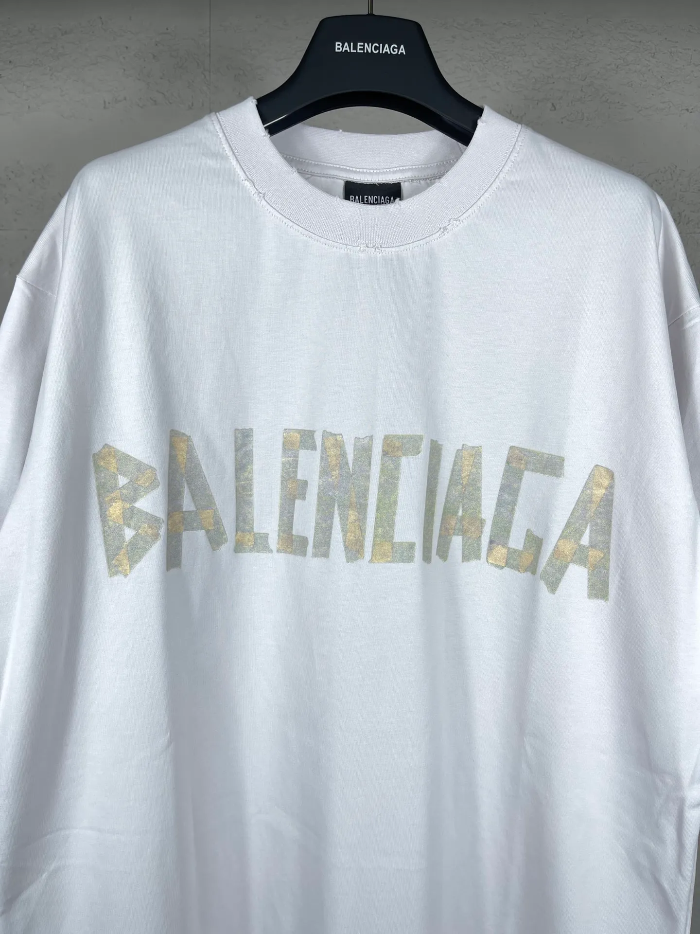 🅿️194 Real photos [Top version. Official website quality] BALENCI*GA/Paris. 23ss latest classic model. Tape pulp printing. Ready-to-wear washed and worn short-sleeved T-shirt. Brick cabinet synchronization. The fabric is made of Paris ZP custom-woven and dyed 100% cotton double yarn compact cotton. The weight is 260 grams, the cloth surface is clean. The cloth pattern is clear, soft and comfortable, and the thread is dyed with no color difference. The classic pattern is printed with environmentally friendly imported materials, and the tape pattern is glued. The letters are clear and the effect is three-dimensional. Restored brick cabinet. The garments were washed and aged, and polished by many hands. Produced by ultra-heavy craftsmanship, the market currency is very different, welcome to compare.                                 Note⚠️ZP is made of iron gray garments that are washed and distressed. Pay attention to the big difference! Welcome to compare! The version adopts OS loose shoulder version. The same style for men and women. Code: BL223089 Color: iron gray, white, fluorescent green, gray blue, coffee color, fog blue, beige gray, burgundy, green, floral gray Size: XS S M L