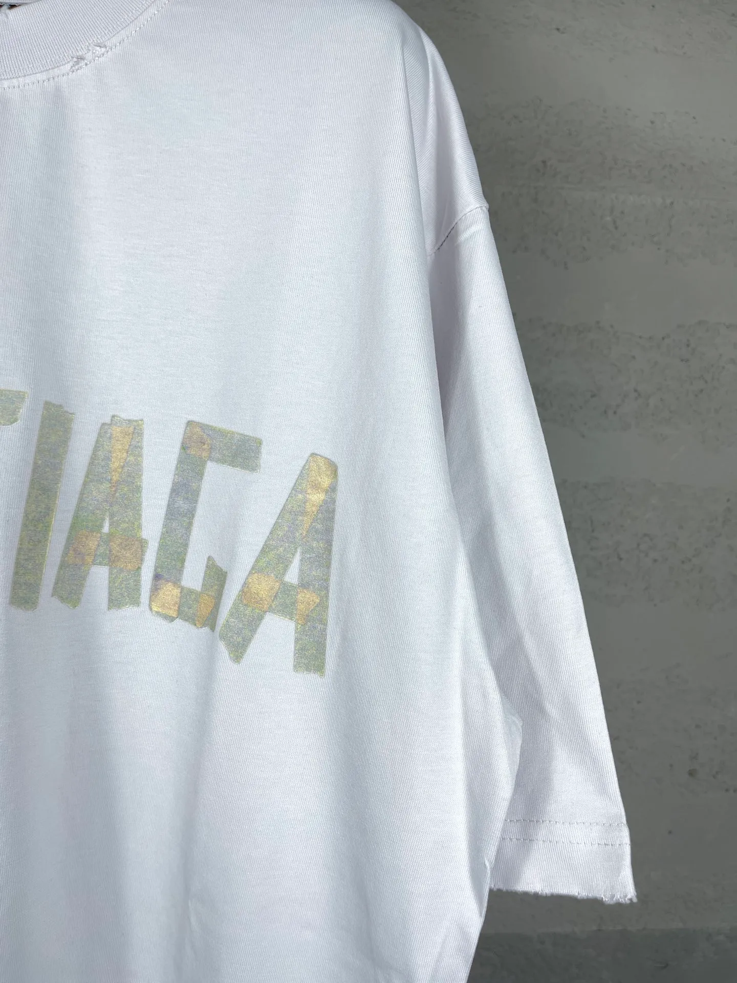 🅿️194 Real photos [Top version. Official website quality] BALENCI*GA/Paris. 23ss latest classic model. Tape pulp printing. Ready-to-wear washed and worn short-sleeved T-shirt. Brick cabinet synchronization. The fabric is made of Paris ZP custom-woven and dyed 100% cotton double yarn compact cotton. The weight is 260 grams, the cloth surface is clean. The cloth pattern is clear, soft and comfortable, and the thread is dyed with no color difference. The classic pattern is printed with environmentally friendly imported materials, and the tape pattern is glued. The letters are clear and the effect is three-dimensional. Restored brick cabinet. The garments were washed and aged, and polished by many hands. Produced by ultra-heavy craftsmanship, the market currency is very different, welcome to compare.                                 Note⚠️ZP is made of iron gray garments that are washed and distressed. Pay attention to the big difference! Welcome to compare! The version adopts OS loose shoulder version. The same style for men and women. Code: BL223089 Color: iron gray, white, fluorescent green, gray blue, coffee color, fog blue, beige gray, burgundy, green, floral gray Size: XS S M L