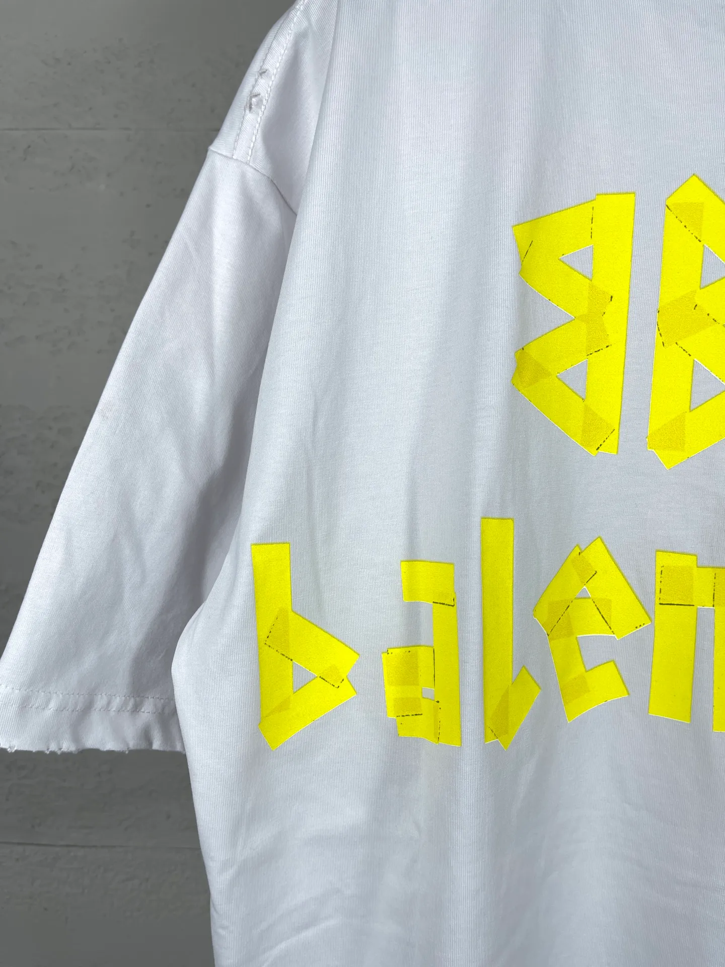 🅿️194 Real photos [Top version. Official website quality] BALENCI*GA/Paris. 23ss latest classic model. Tape pulp printing. Ready-to-wear washed and worn short-sleeved T-shirt. Brick cabinet synchronization. The fabric is made of Paris ZP custom-woven and dyed 100% cotton double yarn compact cotton. The weight is 260 grams, the cloth surface is clean. The cloth pattern is clear, soft and comfortable, and the thread is dyed with no color difference. The classic pattern is printed with environmentally friendly imported materials, and the tape pattern is glued. The letters are clear and the effect is three-dimensional. Restored brick cabinet. The garments were washed and aged, and polished by many hands. Produced by ultra-heavy craftsmanship, the market currency is very different, welcome to compare.                                 Note⚠️ZP is made of iron gray garments that are washed and distressed. Pay attention to the big difference! Welcome to compare! The version adopts OS loose shoulder version. The same style for men and women. Code: BL223089 Color: iron gray, white, fluorescent green, gray blue, coffee color, fog blue, beige gray, burgundy, green, floral gray Size: XS S M L