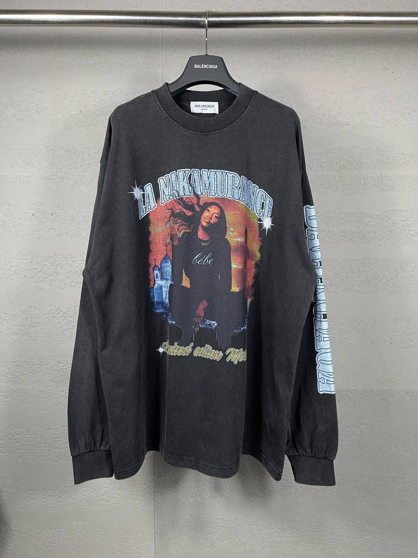🅿️220 Actual pictures [Top version. Official website quality] BALENCI*GA/Paris. Joint Music.Aya.Nakamura long-sleeved T-shirt. The fabric is made of Paris ZP custom-woven and dyed cotton double yarn. The net weight is 260 grams. The cloth surface is clean. The cloth pattern is clear. Soft and comfortable. The threads are dyed with no color difference. The pattern adopts Kornit digital direct printing machine, the letters have a crackle process, the direct printing color is aligned with the original color, and the back of the cuffs is printed. The finished product is washed and aged. The process is complex. Restored brick cabinets, produced at Jubie Market based on pictures, welcome to compare. The version uses OS loose shoulder design. Same style for men and women Code: BL225017 Color: Washed Black Size: XS S M L