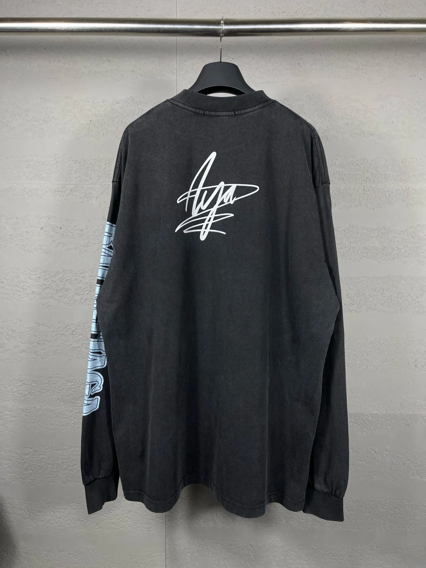🅿️220 Actual pictures [Top version. Official website quality] BALENCI*GA/Paris. Joint Music.Aya.Nakamura long-sleeved T-shirt. The fabric is made of Paris ZP custom-woven and dyed cotton double yarn. The net weight is 260 grams. The cloth surface is clean. The cloth pattern is clear. Soft and comfortable. The threads are dyed with no color difference. The pattern adopts Kornit digital direct printing machine, the letters have a crackle process, the direct printing color is aligned with the original color, and the back of the cuffs is printed. The finished product is washed and aged. The process is complex. Restored brick cabinets, produced at Jubie Market based on pictures, welcome to compare. The version uses OS loose shoulder design. Same style for men and women Code: BL225017 Color: Washed Black Size: XS S M L
