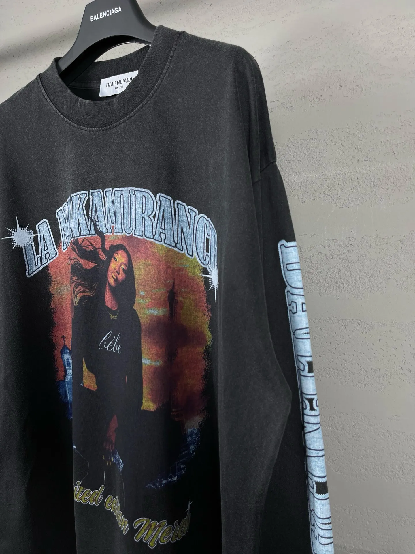 🅿️220 Actual pictures [Top version. Official website quality] BALENCI*GA/Paris. Joint Music.Aya.Nakamura long-sleeved T-shirt. The fabric is made of Paris ZP custom-woven and dyed cotton double yarn. The net weight is 260 grams. The cloth surface is clean. The cloth pattern is clear. Soft and comfortable. The threads are dyed with no color difference. The pattern adopts Kornit digital direct printing machine, the letters have a crackle process, the direct printing color is aligned with the original color, and the back of the cuffs is printed. The finished product is washed and aged. The process is complex. Restored brick cabinets, produced at Jubie Market based on pictures, welcome to compare. The version uses OS loose shoulder design. Same style for men and women Code: BL225017 Color: Washed Black Size: XS S M L