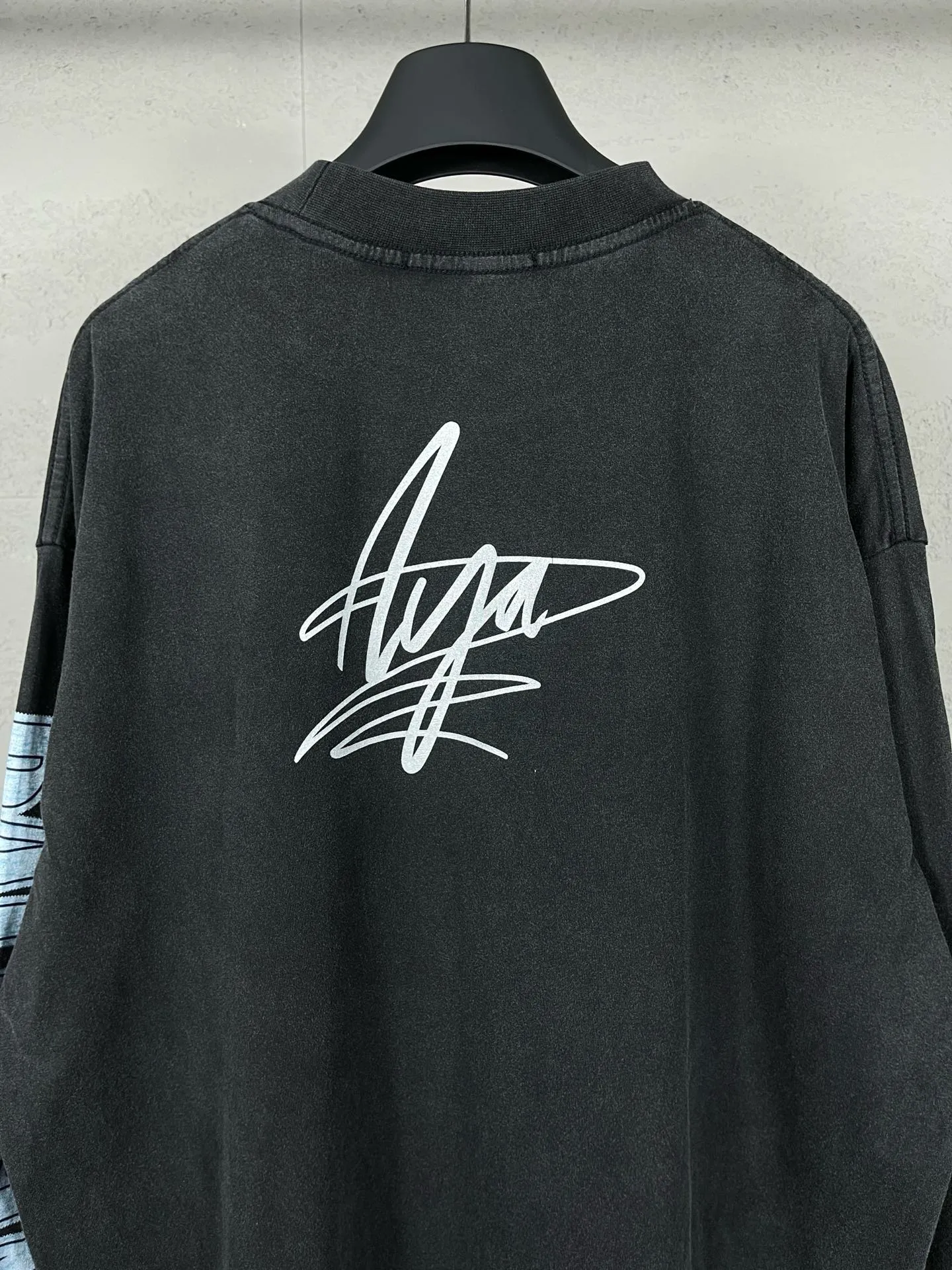 🅿️220 Actual pictures [Top version. Official website quality] BALENCI*GA/Paris. Joint Music.Aya.Nakamura long-sleeved T-shirt. The fabric is made of Paris ZP custom-woven and dyed cotton double yarn. The net weight is 260 grams. The cloth surface is clean. The cloth pattern is clear. Soft and comfortable. The threads are dyed with no color difference. The pattern adopts Kornit digital direct printing machine, the letters have a crackle process, the direct printing color is aligned with the original color, and the back of the cuffs is printed. The finished product is washed and aged. The process is complex. Restored brick cabinets, produced at Jubie Market based on pictures, welcome to compare. The version uses OS loose shoulder design. Same style for men and women Code: BL225017 Color: Washed Black Size: XS S M L