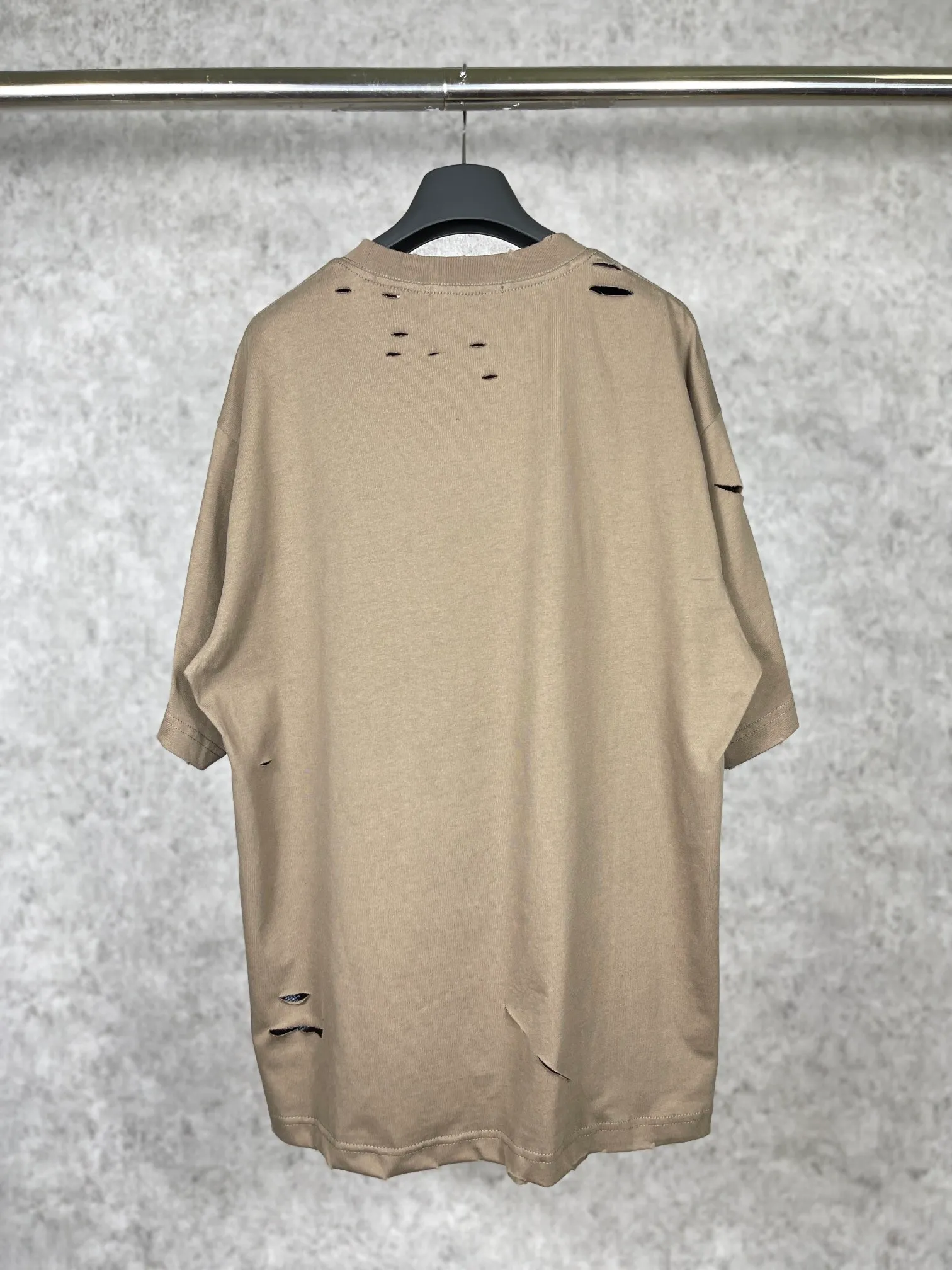 🅿️166 Actual pictures [Top version. Official website quality] BALENCI*GA/Paris. Classic letter LOGO printed ready-to-wear, washed, distressed, hole-cut, short-sleeved T-shirt. Brick cabinet synchronization. The fabric is made of Paris ZP custom-woven and dyed 100% cotton double yarn compact cotton. The weight is 260 grams, the cloth surface is clean. The cloth pattern is clear, soft and comfortable. The threads are dyed with no color difference. The classic pattern is printed with environmentally friendly imported materials, straight cracks and cracked glue. Precision printing screen, the letters are clear and the effect is three-dimensional. Restored brick cabinet. Ready-made garments are washed and worn, many people grind and cut them by hand. They are produced with heavy craftsmanship. Different market currency. Welcome to compare. The version adopts OS loose shoulder version. Same style for men and women. Coding: BL223033 Color: black, white, dark coffee, purple, lake blue, red, army green Size: XS to L