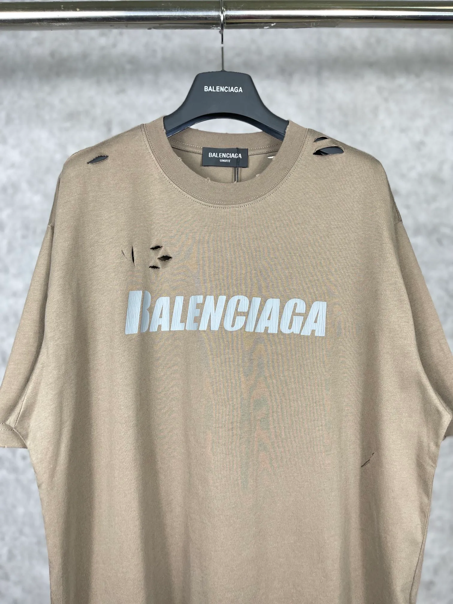 🅿️166 Actual pictures [Top version. Official website quality] BALENCI*GA/Paris. Classic letter LOGO printed ready-to-wear, washed, distressed, hole-cut, short-sleeved T-shirt. Brick cabinet synchronization. The fabric is made of Paris ZP custom-woven and dyed 100% cotton double yarn compact cotton. The weight is 260 grams, the cloth surface is clean. The cloth pattern is clear, soft and comfortable. The threads are dyed with no color difference. The classic pattern is printed with environmentally friendly imported materials, straight cracks and cracked glue. Precision printing screen, the letters are clear and the effect is three-dimensional. Restored brick cabinet. Ready-made garments are washed and worn, many people grind and cut them by hand. They are produced with heavy craftsmanship. Different market currency. Welcome to compare. The version adopts OS loose shoulder version. Same style for men and women. Coding: BL223033 Color: black, white, dark coffee, purple, lake blue, red, army green Size: XS to L