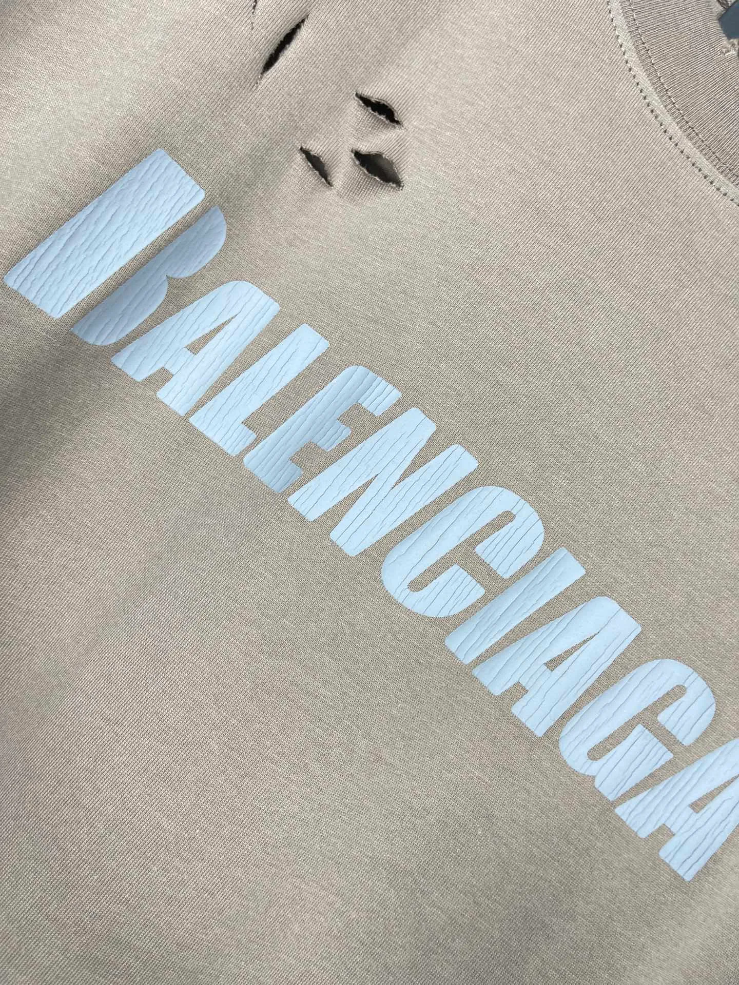 🅿️166 Actual pictures [Top version. Official website quality] BALENCI*GA/Paris. Classic letter LOGO printed ready-to-wear, washed, distressed, hole-cut, short-sleeved T-shirt. Brick cabinet synchronization. The fabric is made of Paris ZP custom-woven and dyed 100% cotton double yarn compact cotton. The weight is 260 grams, the cloth surface is clean. The cloth pattern is clear, soft and comfortable. The threads are dyed with no color difference. The classic pattern is printed with environmentally friendly imported materials, straight cracks and cracked glue. Precision printing screen, the letters are clear and the effect is three-dimensional. Restored brick cabinet. Ready-made garments are washed and worn, many people grind and cut them by hand. They are produced with heavy craftsmanship. Different market currency. Welcome to compare. The version adopts OS loose shoulder version. Same style for men and women. Coding: BL223033 Color: black, white, dark coffee, purple, lake blue, red, army green Size: XS to L