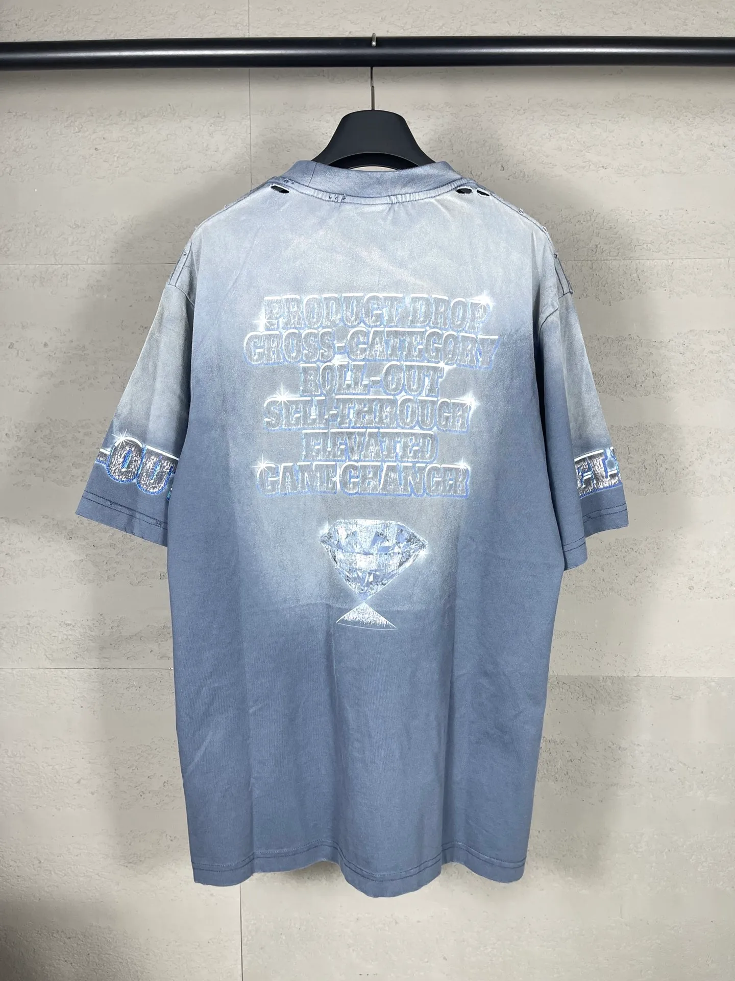 🅿️210 real photos [Top version. Official website quality] BALENCI*GA/Paris. 2024. SEENOWBUYNOW new model. Big LOGO diamonds on the front, back, left and right sleeves. Direct-injection printed washed T-shirt, brick cabinet synchronization. Genuine product developed at the first time, welcome to compare! The fabric is made of Paris ZP custom-woven and dyed cotton double yarn. Weighing 260 grams, the cloth surface is clean. The cloth pattern is clear, soft and comfortable. The threads are dyed with no color difference. The classic LOGO is printed using imported machine-made white ink direct printing. The letters are clear and the effect is three-dimensional. Restore the brick cabinet. Different market currency, welcome to compare, the version adopts OS loose shoulder version. Same style for men and women Coding: BL223339 Color: Washed blue Size: XS to L