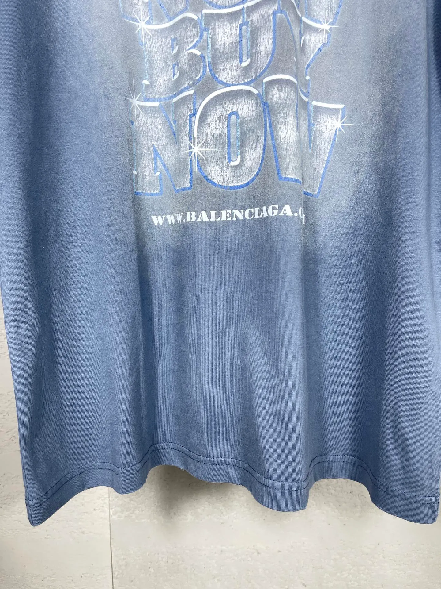 🅿️210 real photos [Top version. Official website quality] BALENCI*GA/Paris. 2024. SEENOWBUYNOW new model. Big LOGO diamonds on the front, back, left and right sleeves. Direct-injection printed washed T-shirt, brick cabinet synchronization. Genuine product developed at the first time, welcome to compare! The fabric is made of Paris ZP custom-woven and dyed cotton double yarn. Weighing 260 grams, the cloth surface is clean. The cloth pattern is clear, soft and comfortable. The threads are dyed with no color difference. The classic LOGO is printed using imported machine-made white ink direct printing. The letters are clear and the effect is three-dimensional. Restore the brick cabinet. Different market currency, welcome to compare, the version adopts OS loose shoulder version. Same style for men and women Coding: BL223339 Color: Washed blue Size: XS to L