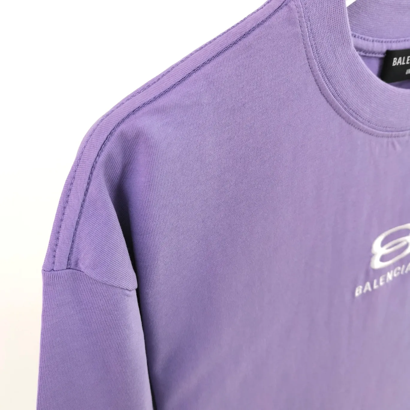 [New arrival] The top proven version of Balenciaga BALENCIAGA double-ring embroidery ski limited to male and female couples star same style pure cotton short-sleeved T-shirt BEHRINGER embroidery technology, environmentally friendly series! The embroidery is meticulous and detailed! The font is full and the texture is clear! The fabric is made of 280g high-count double-yarn pure cotton, polyester-free, and absolutely no pilling! Size: XS-L Color: Off-white Taro Purple P:250
