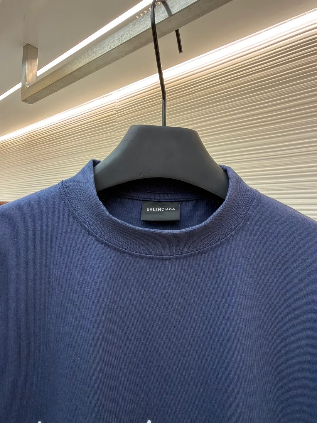 Balenciaga star embroidered short sleeves [comes with marker] ●Item number: 1682275-A20 ●Material: combed cotton fabric ●Technology: embroidery printing ●Color: blue ●Version: loose fit ●Weight: about 355 grams ●Size: XS-S-M-L ●Description: This navy blue short-sleeved T-shirt is made of high-density piqué mesh cotton fabric. The fabric has been custom-woven and dyed. The navy blue tone is uniform and not easy to fade. The breathable structure formed by the piqué texture makes the wearer more refreshing. At the same time, the fabric has excellent stiffness and can support the loose shoulder silhouette. The five-star pattern on the chest adopts double-track offset printing + inlay embroidery process. First, the outline of the stars is outlined with high-temperature embossing using matte silicone material. The thickness of the silicone layer is controlled at 0.3mm to ensure softness and no irritation to the skin. White embroidery thread is then used to fill in inlay along the edge of the silicone to give the star pattern a three-dimensional relief texture. The stitch density of each star reaches 12 stitches/cm, and the pattern alignment error does not exceed 0.1cm. The neckline is designed with a small stand-up collar, which is woven with ribs of the same fabric. It is not easy to loose after high-temperature pre-shrinking treatment. The side seams are spliced ​​with a seamless buried clip process to reduce friction when wearing. The overall process takes into account the texture and wearing comfort. The overall wiring is straight and delicate, the fabric is comfortable and soft, and the color is consistent without color difference. It can be matched with the same style to create a fashionable look and control various occasions. Customized accessories, complete with three standards, same style for men and women!