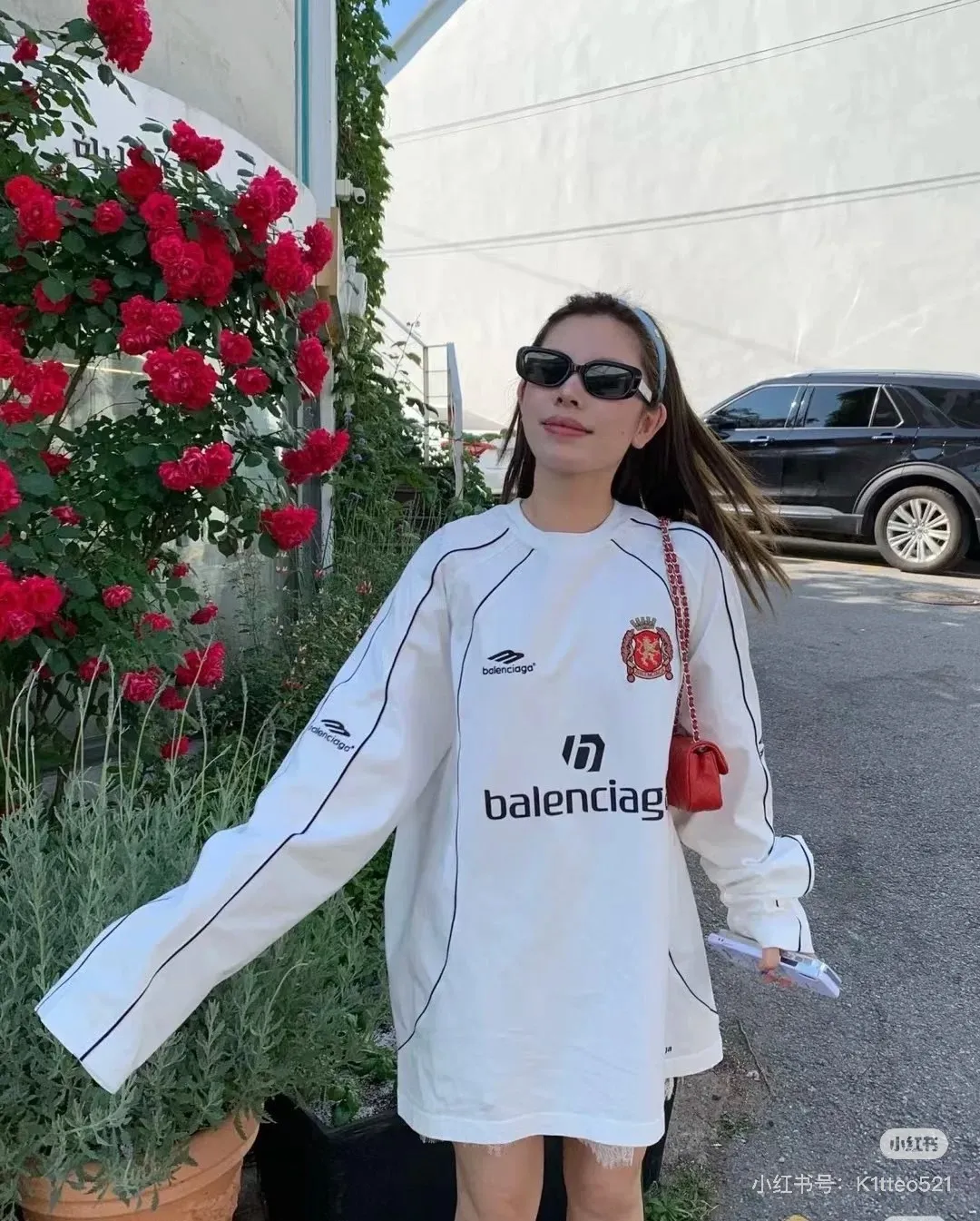 ♻️💯Refer to the model picture for the upper body❤️The top version of Balenciaga, Manchester United 24s spliced jersey limited long sleeves, 380 grams weight, different from the low weight on the market, the os version is really charming, Balenciaga is really the best, each season's new version is to the extreme, very practical, easy to wear, 100% cotton, using 26 double yarns Made of imported knitted carded cotton, the thickness is moderate, drapey and contoured, and the upper body is comfortable!! It is very tolerant for fat body types, and you can lose five pounds instantly when wearing it! Front panel splicing elements embroidery imported Tajima high-density heavy-duty embroidery technology. The font is three-dimensional and full. The back panel and front panel are made of direct-injection digital printing environmentally friendly glue material, mechanized printing process. Mechanical printing has high precision, high positioning accuracy and strong quality stability. The neck strap is made of pure cotton and is one-piece. There is no color difference. The oversize version has become the focus of the trend in the past two years. The progressive fashion of the times also needs fresh elements and the blood impact of trendy designs to continue its glory! It is very fashionable to wear inside and outside, a must-have for high street travel. Color: White Black Size: XS-L P:360