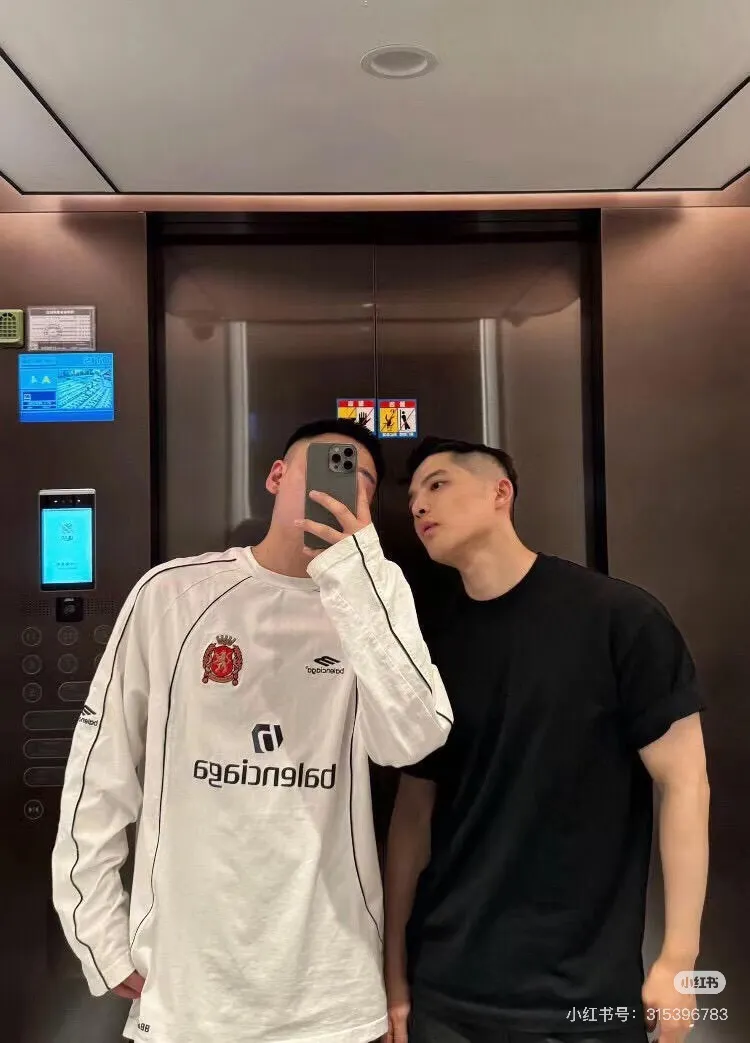 ♻️💯Refer to the model picture for the upper body❤️The top version of Balenciaga, Manchester United 24s spliced jersey limited long sleeves, 380 grams weight, different from the low weight on the market, the os version is really charming, Balenciaga is really the best, each season's new version is to the extreme, very practical, easy to wear, 100% cotton, using 26 double yarns Made of imported knitted carded cotton, the thickness is moderate, drapey and contoured, and the upper body is comfortable!! It is very tolerant for fat body types, and you can lose five pounds instantly when wearing it! Front panel splicing elements embroidery imported Tajima high-density heavy-duty embroidery technology. The font is three-dimensional and full. The back panel and front panel are made of direct-injection digital printing environmentally friendly glue material, mechanized printing process. Mechanical printing has high precision, high positioning accuracy and strong quality stability. The neck strap is made of pure cotton and is one-piece. There is no color difference. The oversize version has become the focus of the trend in the past two years. The progressive fashion of the times also needs fresh elements and the blood impact of trendy designs to continue its glory! It is very fashionable to wear inside and outside, a must-have for high street travel. Color: White Black Size: XS-L P:360