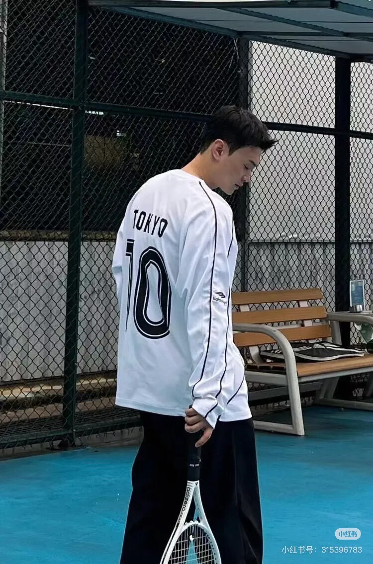 ♻️💯Refer to the model picture for the upper body❤️The top version of Balenciaga, Manchester United 24s spliced jersey limited long sleeves, 380 grams weight, different from the low weight on the market, the os version is really charming, Balenciaga is really the best, each season's new version is to the extreme, very practical, easy to wear, 100% cotton, using 26 double yarns Made of imported knitted carded cotton, the thickness is moderate, drapey and contoured, and the upper body is comfortable!! It is very tolerant for fat body types, and you can lose five pounds instantly when wearing it! Front panel splicing elements embroidery imported Tajima high-density heavy-duty embroidery technology. The font is three-dimensional and full. The back panel and front panel are made of direct-injection digital printing environmentally friendly glue material, mechanized printing process. Mechanical printing has high precision, high positioning accuracy and strong quality stability. The neck strap is made of pure cotton and is one-piece. There is no color difference. The oversize version has become the focus of the trend in the past two years. The progressive fashion of the times also needs fresh elements and the blood impact of trendy designs to continue its glory! It is very fashionable to wear inside and outside, a must-have for high street travel. Color: White Black Size: XS-L P:360