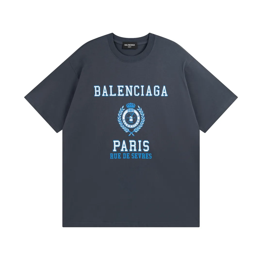 🅿️170 Detailed picture [Top version. Official website quality] BALENCI*GA/Paris. Crown wheat ear printed short-sleeved T-shirt. Brick cabinet synchronization. The fabric is made of Paris ZP custom-woven and dyed 100% cotton double yarn compact cotton. The weight is 260 grams, the cloth surface is clean. The cloth pattern is clear, soft and comfortable. The threads are dyed with no color difference. The classic pattern is printed with environmentally friendly imported materials, straight crack glue and precision printing screen. The letters are clear and the effect is three-dimensional, restoring the brick cabinet. It is not the same as the market currency, welcome to compare. The version adopts OS loose shoulder design. Same style for men and women. Code: BL223019 Color: gray blue Size: XS S M L