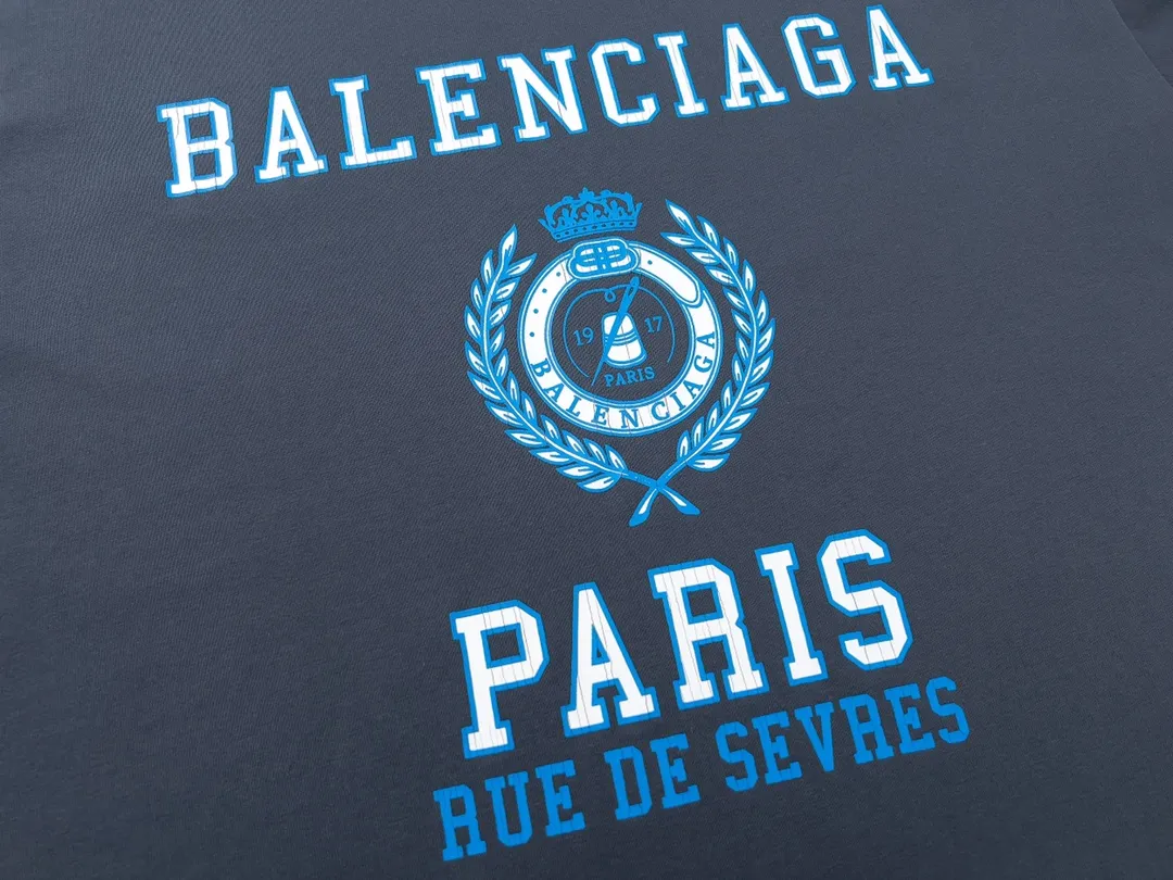 🅿️170 Detailed picture [Top version. Official website quality] BALENCI*GA/Paris. Crown wheat ear printed short-sleeved T-shirt. Brick cabinet synchronization. The fabric is made of Paris ZP custom-woven and dyed 100% cotton double yarn compact cotton. The weight is 260 grams, the cloth surface is clean. The cloth pattern is clear, soft and comfortable. The threads are dyed with no color difference. The classic pattern is printed with environmentally friendly imported materials, straight crack glue and precision printing screen. The letters are clear and the effect is three-dimensional, restoring the brick cabinet. It is not the same as the market currency, welcome to compare. The version adopts OS loose shoulder design. Same style for men and women. Code: BL223019 Color: gray blue Size: XS S M L