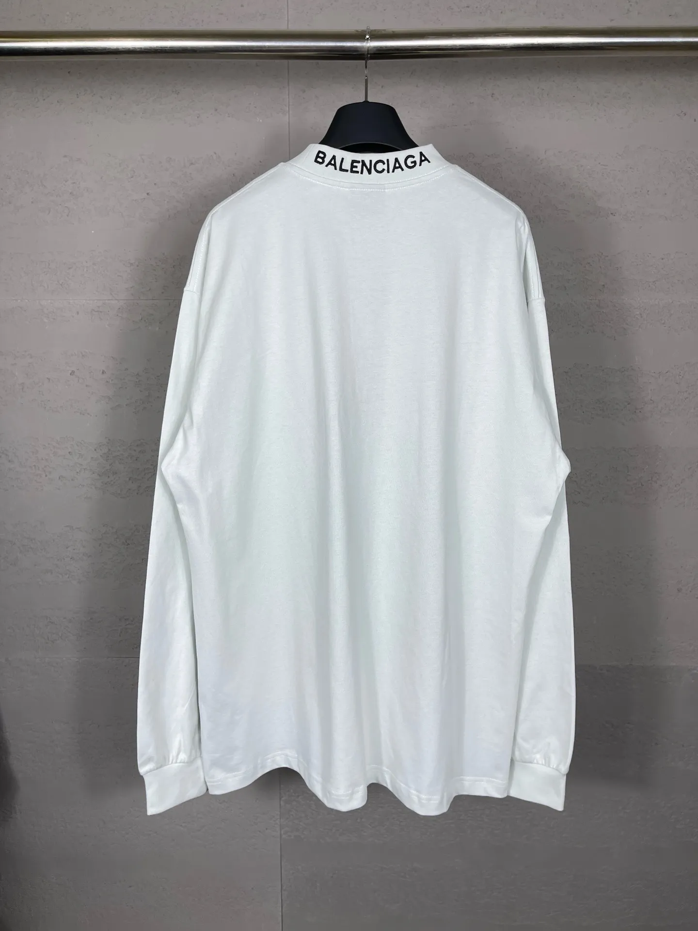 🅿️210 real photos [Top version. Official website quality] BALENCI*GA/Paris BALENCI*GA#520. Limited to the latest model, 520 love. Classic LOGO long-sleeved T-shirt embroidered on the back neck. Brick cabinet synchronization, genuine product development at the first time, welcome to compare. The fabric is made of Paris ZP custom-woven and dyed 100% cotton double-yarn compact cotton. The weight is 260 grams. The cloth surface is clean. The cloth pattern is clear. It is soft and comfortable. It has good color fastness and is not easy to change color. The threads are woven and dyed with no color difference. The printing uses computer direct printing, and the rib embroidery on the back collar has a three-dimensional effect. The version adopts the OS loose shoulder style. Same style for men and women. Code: BL225015 Color: black, off-white Size: XS S M L