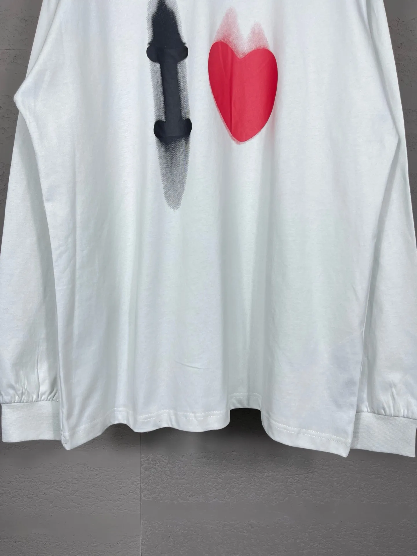 🅿️210 real photos [Top version. Official website quality] BALENCI*GA/Paris BALENCI*GA#520. Limited to the latest model, 520 love. Classic LOGO long-sleeved T-shirt embroidered on the back neck. Brick cabinet synchronization, genuine product development at the first time, welcome to compare. The fabric is made of Paris ZP custom-woven and dyed 100% cotton double-yarn compact cotton. The weight is 260 grams. The cloth surface is clean. The cloth pattern is clear. It is soft and comfortable. It has good color fastness and is not easy to change color. The threads are woven and dyed with no color difference. The printing uses computer direct printing, and the rib embroidery on the back collar has a three-dimensional effect. The version adopts the OS loose shoulder style. Same style for men and women. Code: BL225015 Color: black, off-white Size: XS S M L