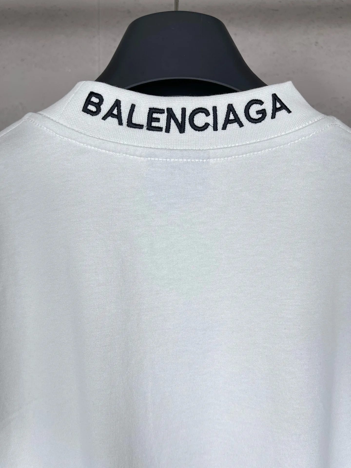 🅿️210 real photos [Top version. Official website quality] BALENCI*GA/Paris BALENCI*GA#520. Limited to the latest model, 520 love. Classic LOGO long-sleeved T-shirt embroidered on the back neck. Brick cabinet synchronization, genuine product development at the first time, welcome to compare. The fabric is made of Paris ZP custom-woven and dyed 100% cotton double-yarn compact cotton. The weight is 260 grams. The cloth surface is clean. The cloth pattern is clear. It is soft and comfortable. It has good color fastness and is not easy to change color. The threads are woven and dyed with no color difference. The printing uses computer direct printing, and the rib embroidery on the back collar has a three-dimensional effect. The version adopts the OS loose shoulder style. Same style for men and women. Code: BL225015 Color: black, off-white Size: XS S M L