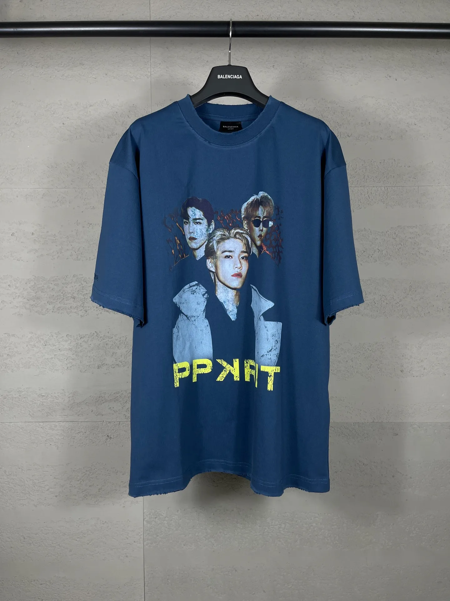 🅿️194 real photos [top version. official website quality] BALENCI*GA/25 new model. The front is directly printed with PP krit art work, the back is printed with artistic signature, and the right sleeve is embroidered with English frayed distressed short-sleeved T-shirt # SS25 latest style. Research and development at the first time, different market currencies. Comparisons welcome. The fabric is made of Paris ZP custom-woven and dyed cotton double yarn. Weighing 260 grams, the cloth surface is clean. The cloth pattern is clear, soft and comfortable. The threads are dyed with no color difference. Printing adopts computer direct printing. The garments are washed and worn to make them look old. Jubie market currency. Welcome to compare. The version adopts OS loose shoulder design. Same style for men and women. Code: BL253666 Color: Lake Blue Size: XS S M L