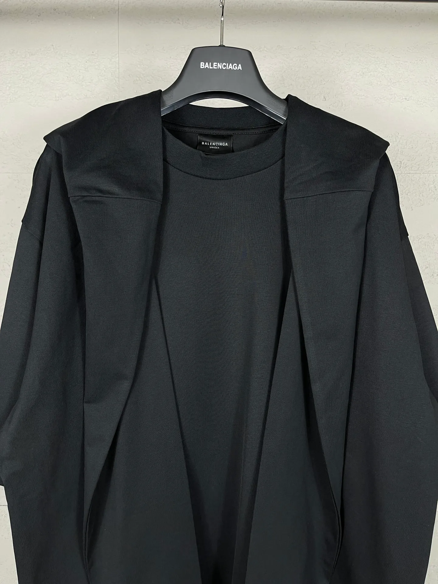 🅿️260 real photos [Top version. Official website quality] BALENCI*GA/Paris #2024 new style fake two-piece hooded embroidered short-sleeved T-shirt #2024 spring and summer brick cabinet synchronization. Welcome to compare. Hooded and sleeved. Super fashionable. The fabric is made of Paris ZP custom-woven and dyed cotton double yarn. The weight is 260 grams. The cloth surface is clean. The cloth pattern is clear, soft and comfortable. The threads are dyed with no color difference. The classic LOGO is embroidered with imported Tajima embroidery machine. The letters are clear and the effect is three-dimensional. Ready-to-wear hand-painted graffiti distressed. Extra heavy craftsmanship. Restore the brick cabinet, adopt the OS loose shoulder style. Same style for men and women. Code: BL225051 Color: black, floral gray Size: XS S M L