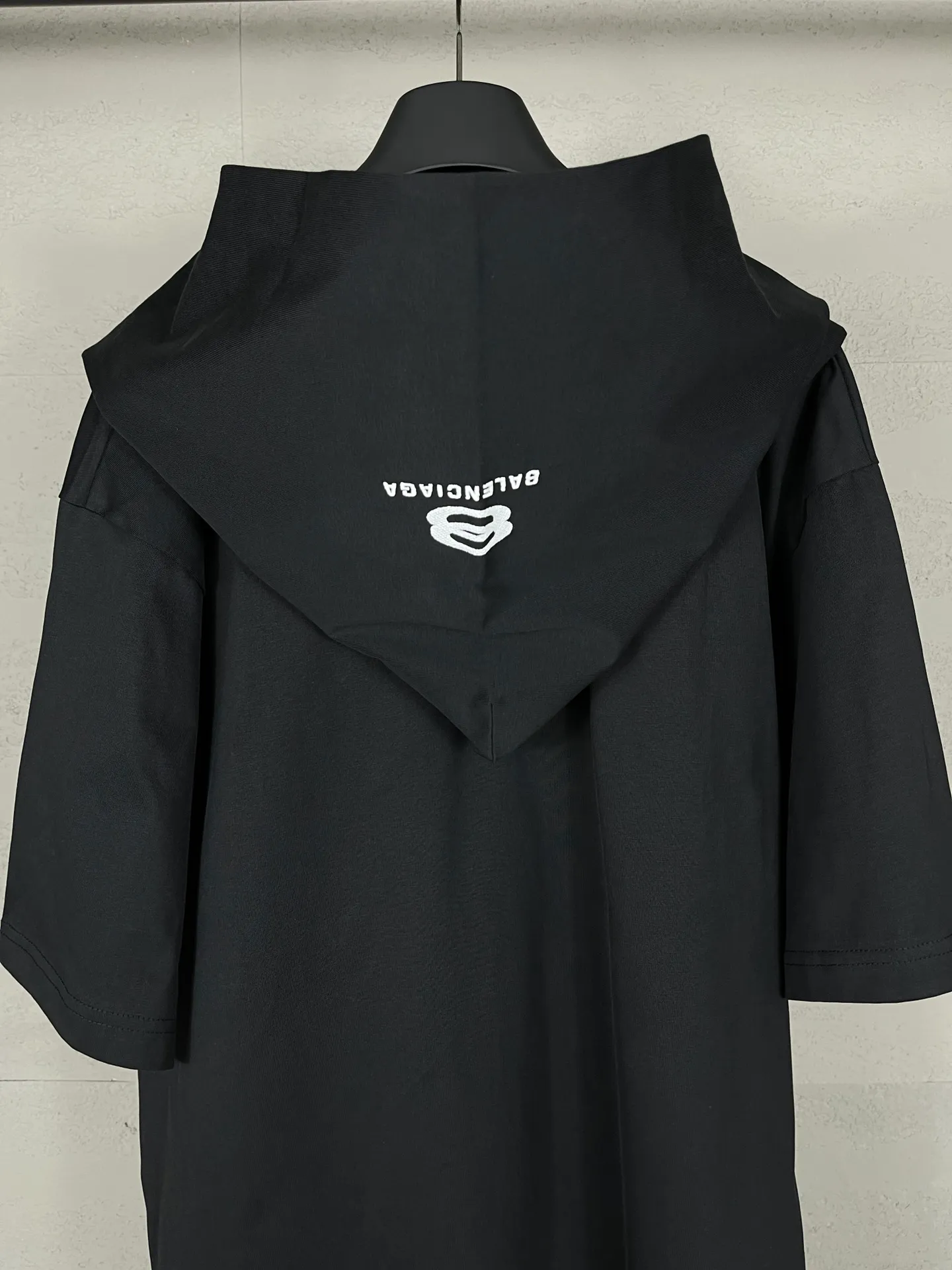 🅿️260 real photos [Top version. Official website quality] BALENCI*GA/Paris #2024 new style fake two-piece hooded embroidered short-sleeved T-shirt #2024 spring and summer brick cabinet synchronization. Welcome to compare. Hooded and sleeved. Super fashionable. The fabric is made of Paris ZP custom-woven and dyed cotton double yarn. The weight is 260 grams. The cloth surface is clean. The cloth pattern is clear, soft and comfortable. The threads are dyed with no color difference. The classic LOGO is embroidered with imported Tajima embroidery machine. The letters are clear and the effect is three-dimensional. Ready-to-wear hand-painted graffiti distressed. Extra heavy craftsmanship. Restore the brick cabinet, adopt the OS loose shoulder style. Same style for men and women. Code: BL225051 Color: black, floral gray Size: XS S M L