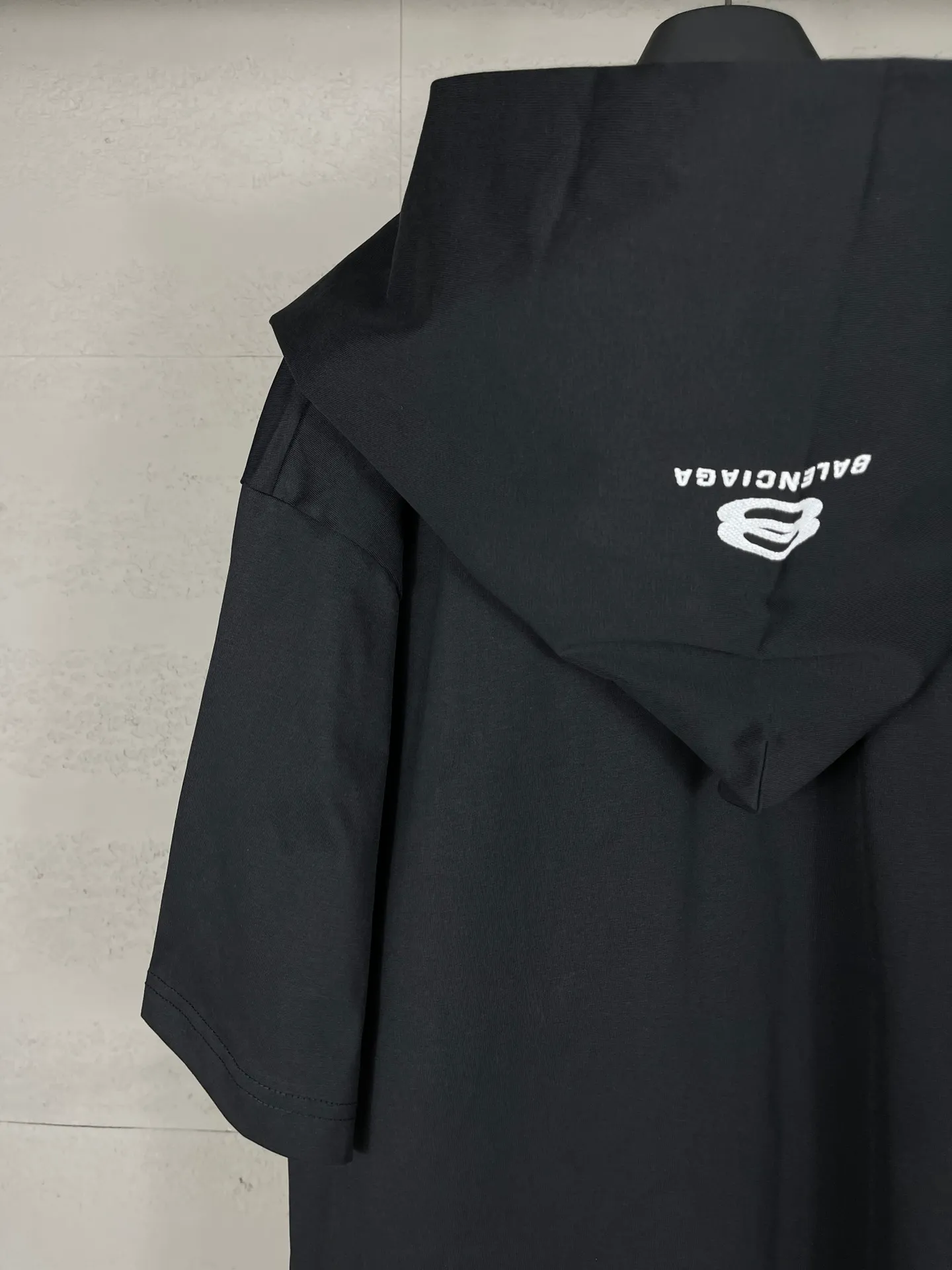🅿️260 real photos [Top version. Official website quality] BALENCI*GA/Paris #2024 new style fake two-piece hooded embroidered short-sleeved T-shirt #2024 spring and summer brick cabinet synchronization. Welcome to compare. Hooded and sleeved. Super fashionable. The fabric is made of Paris ZP custom-woven and dyed cotton double yarn. The weight is 260 grams. The cloth surface is clean. The cloth pattern is clear, soft and comfortable. The threads are dyed with no color difference. The classic LOGO is embroidered with imported Tajima embroidery machine. The letters are clear and the effect is three-dimensional. Ready-to-wear hand-painted graffiti distressed. Extra heavy craftsmanship. Restore the brick cabinet, adopt the OS loose shoulder style. Same style for men and women. Code: BL225051 Color: black, floral gray Size: XS S M L