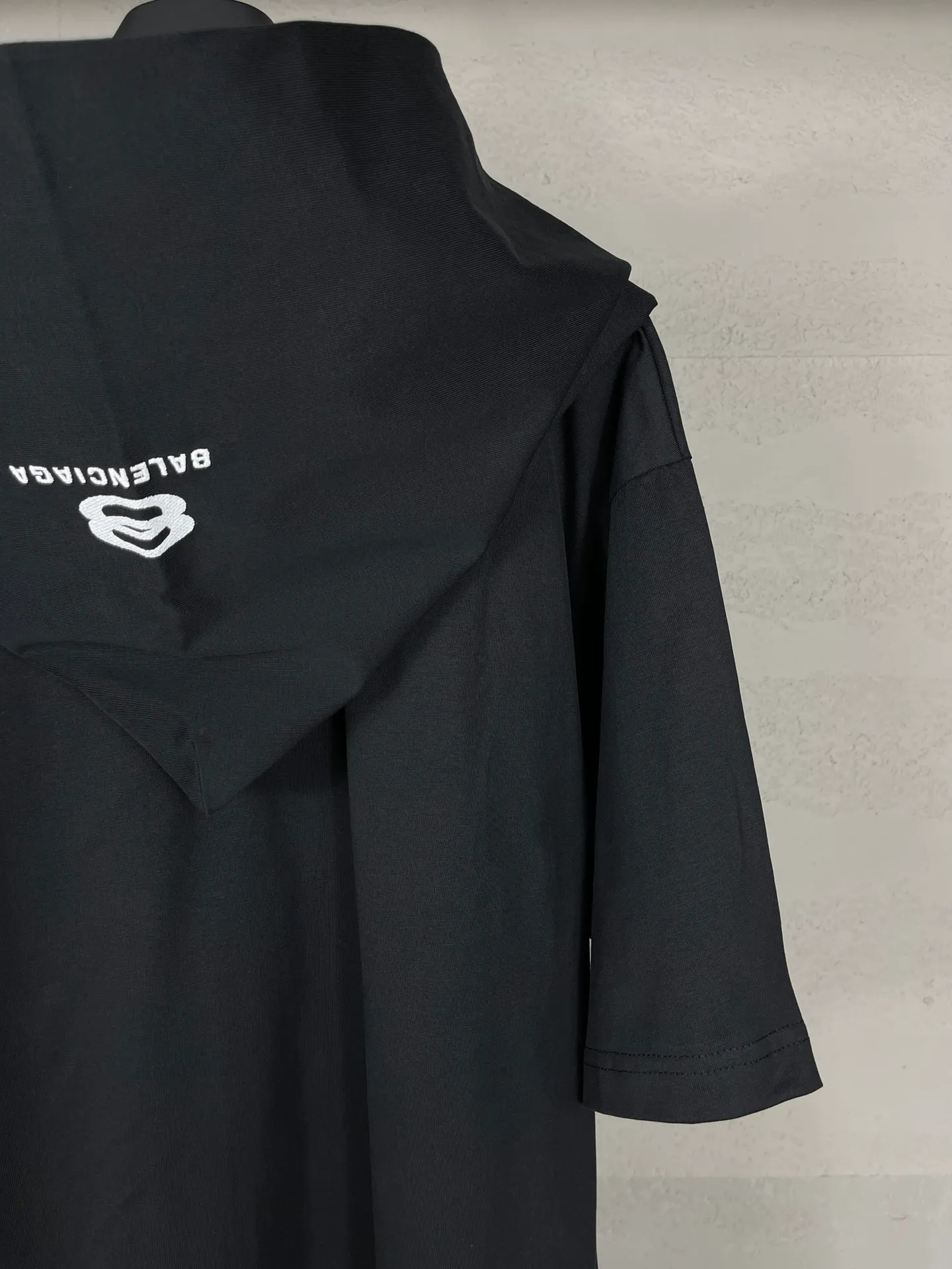 🅿️260 real photos [Top version. Official website quality] BALENCI*GA/Paris #2024 new style fake two-piece hooded embroidered short-sleeved T-shirt #2024 spring and summer brick cabinet synchronization. Welcome to compare. Hooded and sleeved. Super fashionable. The fabric is made of Paris ZP custom-woven and dyed cotton double yarn. The weight is 260 grams. The cloth surface is clean. The cloth pattern is clear, soft and comfortable. The threads are dyed with no color difference. The classic LOGO is embroidered with imported Tajima embroidery machine. The letters are clear and the effect is three-dimensional. Ready-to-wear hand-painted graffiti distressed. Extra heavy craftsmanship. Restore the brick cabinet, adopt the OS loose shoulder style. Same style for men and women. Code: BL225051 Color: black, floral gray Size: XS S M L