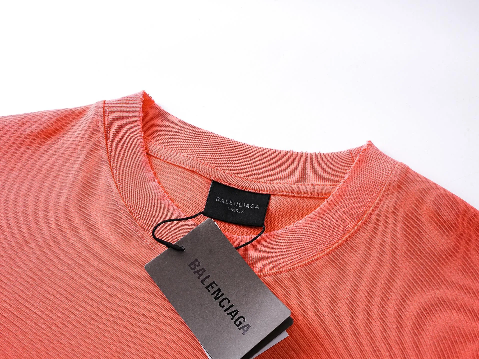 🅿️194 Actual pictures [Top version. Official website quality] BALENCI*GA/Paris. 25ss latest classic model. The tape printing adopts computer direct printing, and the ready-made clothes are washed and worn short-sleeved T-shirts. Brick cabinet synchronization. The fabric is made of Paris ZP custom-woven and dyed cotton double yarn compact cotton. The weight is 260 grams, the cloth surface is clean. The cloth pattern is clear, soft and comfortable, and the thread is dyed with no color difference. The classic pattern uses computer direct printing, the letters are clear and the effect is three-dimensional. Restored brick cabinet. The garments were washed and aged, and polished by many hands. Produced by ultra-heavy craftsmanship, the market currency is very different, welcome to compare.                                 The version adopts OS loose shoulder design. The same style for men and women. Code: BL253711 Color: Orange, washed black Size: XS S M L