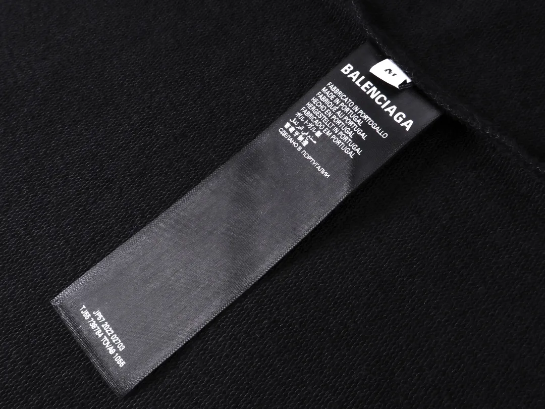 🅿️360 real photos [Top version. Official website quality] BALENCI*GA/Paris. SS24 new Balenciaga/Need for Speed: assembled cooperation series. Front and rear direct-injection printing zipper cardigan hooded sweatshirt. Brick cabinet synchronization. Genuine product development at the first time, happy to print and compare! The fabric is made of Paris ZP custom-woven and dyed cotton sweatshirt. Weighing 460 grams, the cloth surface is clean. The cloth pattern is clear, soft and comfortable. The threads are dyed with no color difference. The printing is made of environmentally friendly imported materials with direct inkjet printing. The pattern letters are clear and the effect is three-dimensional. The version adopts OS loose shoulder style. Same style for men and women. Code: BL238906 Color: Black Size: XS S M L