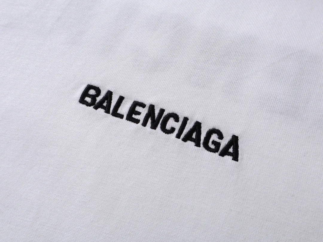 🅿️250 BALENCI*GA Paris classic letter embroidery long-sleeved T-shirt. The classic letters on the front and back are embroidered with imported Tajima embroidery machines. Restored brick cabinets. Exclusively woven and dyed 280g fabric. Threads are dyed in the same vat with zero color difference. The version adopts OS loose shoulder version. Welcome to compare. Same style for men and women -Color: black white smoke gray -SIZE: Xs S M L style number 8646#