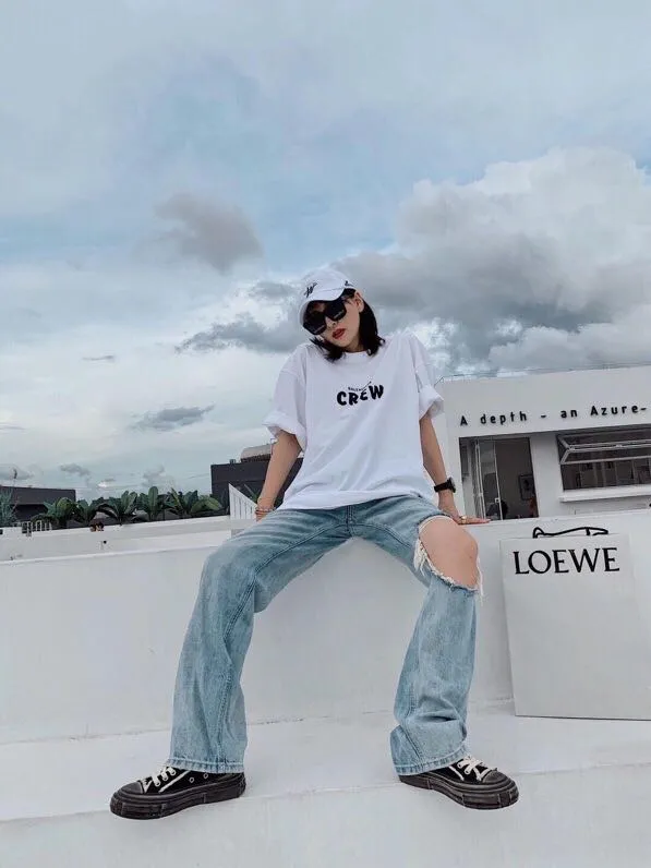 ♻️💯Upper body reference model picture❤The top tested version BALENCIAGA Balenciaga CREW staff limited to male and female couples pure cotton celebrity short-sleeved t-shirt. As a Balenciaga 20th anniversary employee limited short-sleeved, full of Parisian feelings, highly recommended! ! The letters on the chest are also very simple and elegant, and the shape is super OS. The whole dress has been washed, and the 280g combed cotton fabric is very textured and you can touch it! High-definition imported glue and high-coverage screen printing on the chest, the dots are very precise. Color: Peach Pink Black White Size: XS-L P:250