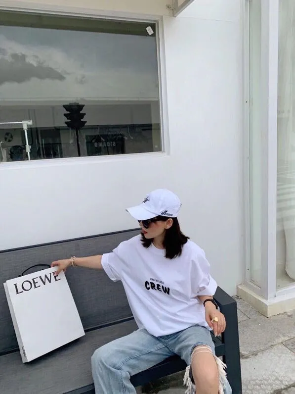 ♻️💯Upper body reference model picture❤The top tested version BALENCIAGA Balenciaga CREW staff limited to male and female couples pure cotton celebrity short-sleeved t-shirt. As a Balenciaga 20th anniversary employee limited short-sleeved, full of Parisian feelings, highly recommended! ! The letters on the chest are also very simple and elegant, and the shape is super OS. The whole dress has been washed, and the 280g combed cotton fabric is very textured and you can touch it! High-definition imported glue and high-coverage screen printing on the chest, the dots are very precise. Color: Peach Pink Black White Size: XS-L P:250