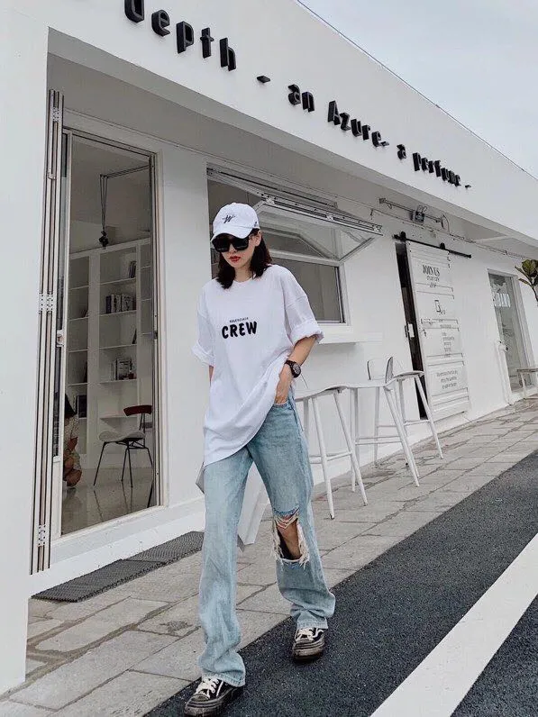 ♻️💯Upper body reference model picture❤The top tested version BALENCIAGA Balenciaga CREW staff limited to male and female couples pure cotton celebrity short-sleeved t-shirt. As a Balenciaga 20th anniversary employee limited short-sleeved, full of Parisian feelings, highly recommended! ! The letters on the chest are also very simple and elegant, and the shape is super OS. The whole dress has been washed, and the 280g combed cotton fabric is very textured and you can touch it! High-definition imported glue and high-coverage screen printing on the chest, the dots are very precise. Color: Peach Pink Black White Size: XS-L P:250