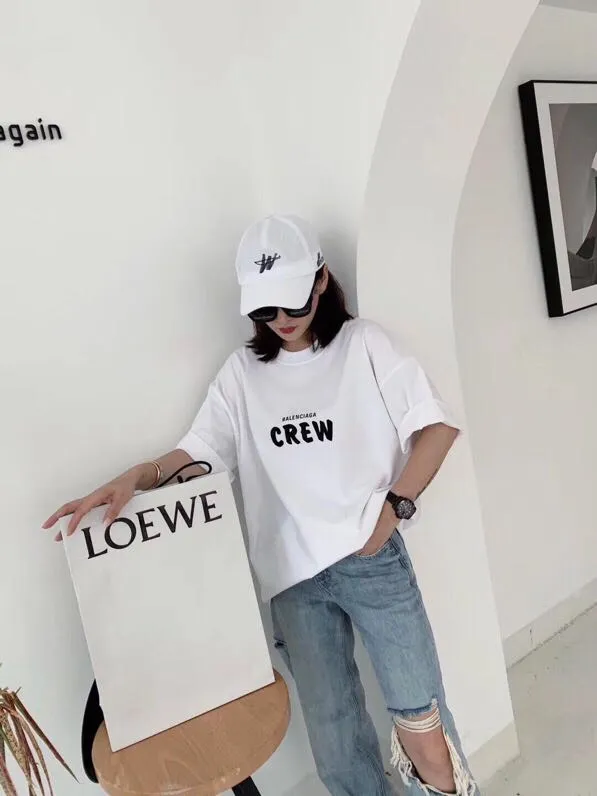 ♻️💯Upper body reference model picture❤The top tested version BALENCIAGA Balenciaga CREW staff limited to male and female couples pure cotton celebrity short-sleeved t-shirt. As a Balenciaga 20th anniversary employee limited short-sleeved, full of Parisian feelings, highly recommended! ! The letters on the chest are also very simple and elegant, and the shape is super OS. The whole dress has been washed, and the 280g combed cotton fabric is very textured and you can touch it! High-definition imported glue and high-coverage screen printing on the chest, the dots are very precise. Color: Peach Pink Black White Size: XS-L P:250