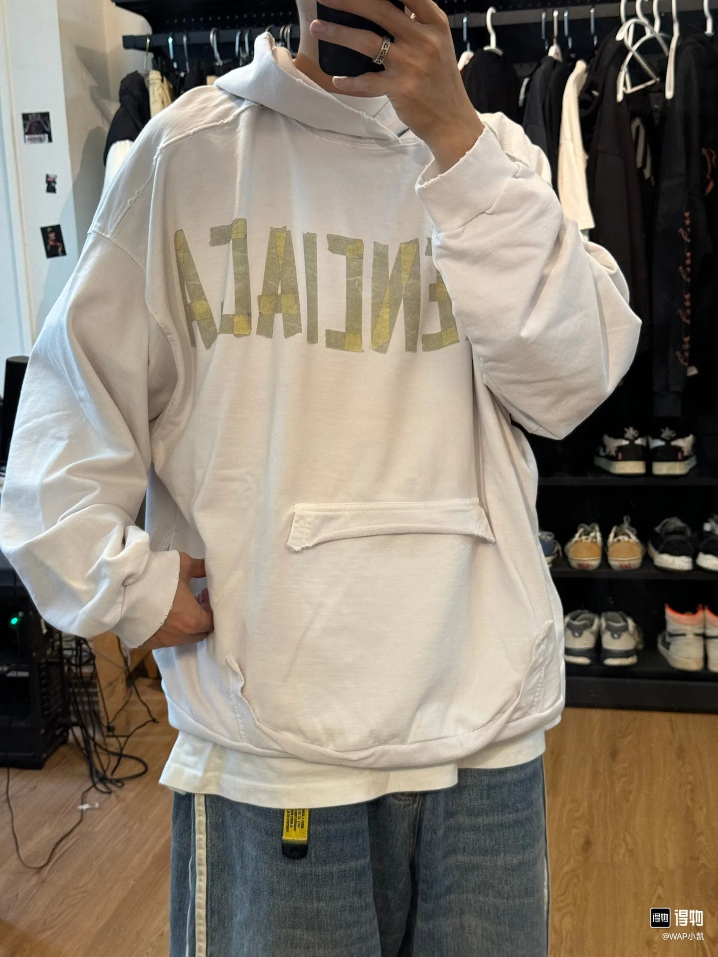 ♻️💯Reference model picture of the upper body❤️Top tested version Balenciaga 23SS textured paper printed letter double-sided logo hooded loose hooded sweatshirt This hoodie has a very interesting and cute design. The kangaroo pocket on the front of the large body is a reverse-cut design. The pockets on both sides are hollow, which means that the front view actually deceives your vision. The real pocket is sewn on the terry bottom on the reverse side, which is time-consuming and labor-intensive. But it is the core theme that cannot be ignored in the entire hoodie. The same details include hemming stitching and hole processing on both sides of the pockets; 480g heavy-weight pure cotton fabric with fine and small terry on the bottom. After heavy mud dyeing and washing, the fabric still has a thick foundation and is comfortable and soft. The front and back are double-sided textured paper transfer LOGO and the front and back are printed in different colors. The loose and large dropped shoulder design is suitable for both men and women. This style is also very suitable for girls. It is easy to create a lazy and casual street feel of the United States and France; many parts of the body have been hand-grinded with holes. Traces of muddying can be seen on the neckline, shoulder line, and side cuff splicing, but the visual transition is natural and soft without any dirty feeling. The old effect of the entire hoodie is excellent. The cuff threads are custom-woven in color; the packaging is master-washed and customized. From short-sleeves to sweatshirts, this style is definitely not to be missed Color: Mud-dyed custom-woven ocean blue Size: XS-S-M (Can be worn by men and women, OS loose shoulders) P:510