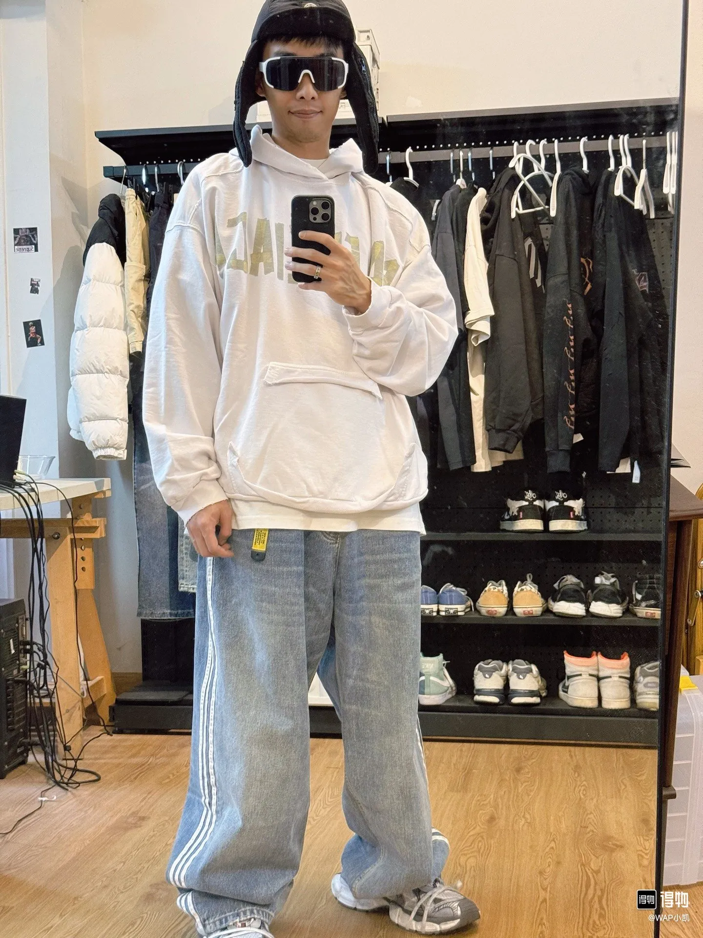 ♻️💯Reference model picture of the upper body❤️Top tested version Balenciaga 23SS textured paper printed letter double-sided logo hooded loose hooded sweatshirt This hoodie has a very interesting and cute design. The kangaroo pocket on the front of the large body is a reverse-cut design. The pockets on both sides are hollow, which means that the front view actually deceives your vision. The real pocket is sewn on the terry bottom on the reverse side, which is time-consuming and labor-intensive. But it is the core theme that cannot be ignored in the entire hoodie. The same details include hemming stitching and hole processing on both sides of the pockets; 480g heavy-weight pure cotton fabric with fine and small terry on the bottom. After heavy mud dyeing and washing, the fabric still has a thick foundation and is comfortable and soft. The front and back are double-sided textured paper transfer LOGO and the front and back are printed in different colors. The loose and large dropped shoulder design is suitable for both men and women. This style is also very suitable for girls. It is easy to create a lazy and casual street feel of the United States and France; many parts of the body have been hand-grinded with holes. Traces of muddying can be seen on the neckline, shoulder line, and side cuff splicing, but the visual transition is natural and soft without any dirty feeling. The old effect of the entire hoodie is excellent. The cuff threads are custom-woven in color; the packaging is master-washed and customized. From short-sleeves to sweatshirts, this style is definitely not to be missed Color: Mud-dyed custom-woven ocean blue Size: XS-S-M (Can be worn by men and women, OS loose shoulders) P:510