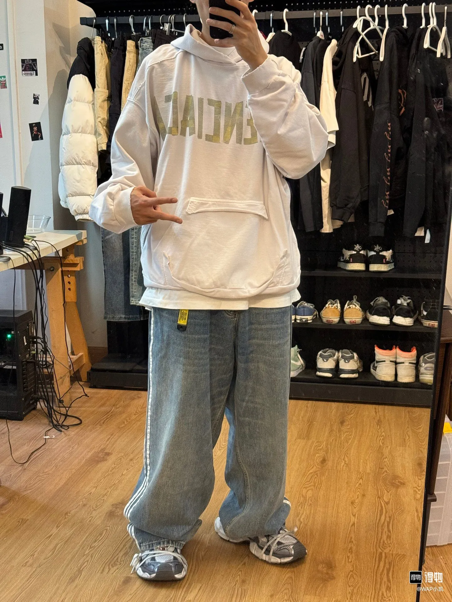 ♻️💯Reference model picture of the upper body❤️Top tested version Balenciaga 23SS textured paper printed letter double-sided logo hooded loose hooded sweatshirt This hoodie has a very interesting and cute design. The kangaroo pocket on the front of the large body is a reverse-cut design. The pockets on both sides are hollow, which means that the front view actually deceives your vision. The real pocket is sewn on the terry bottom on the reverse side, which is time-consuming and labor-intensive. But it is the core theme that cannot be ignored in the entire hoodie. The same details include hemming stitching and hole processing on both sides of the pockets; 480g heavy-weight pure cotton fabric with fine and small terry on the bottom. After heavy mud dyeing and washing, the fabric still has a thick foundation and is comfortable and soft. The front and back are double-sided textured paper transfer LOGO and the front and back are printed in different colors. The loose and large dropped shoulder design is suitable for both men and women. This style is also very suitable for girls. It is easy to create a lazy and casual street feel of the United States and France; many parts of the body have been hand-grinded with holes. Traces of muddying can be seen on the neckline, shoulder line, and side cuff splicing, but the visual transition is natural and soft without any dirty feeling. The old effect of the entire hoodie is excellent. The cuff threads are custom-woven in color; the packaging is master-washed and customized. From short-sleeves to sweatshirts, this style is definitely not to be missed Color: Mud-dyed custom-woven ocean blue Size: XS-S-M (Can be worn by men and women, OS loose shoulders) P:510