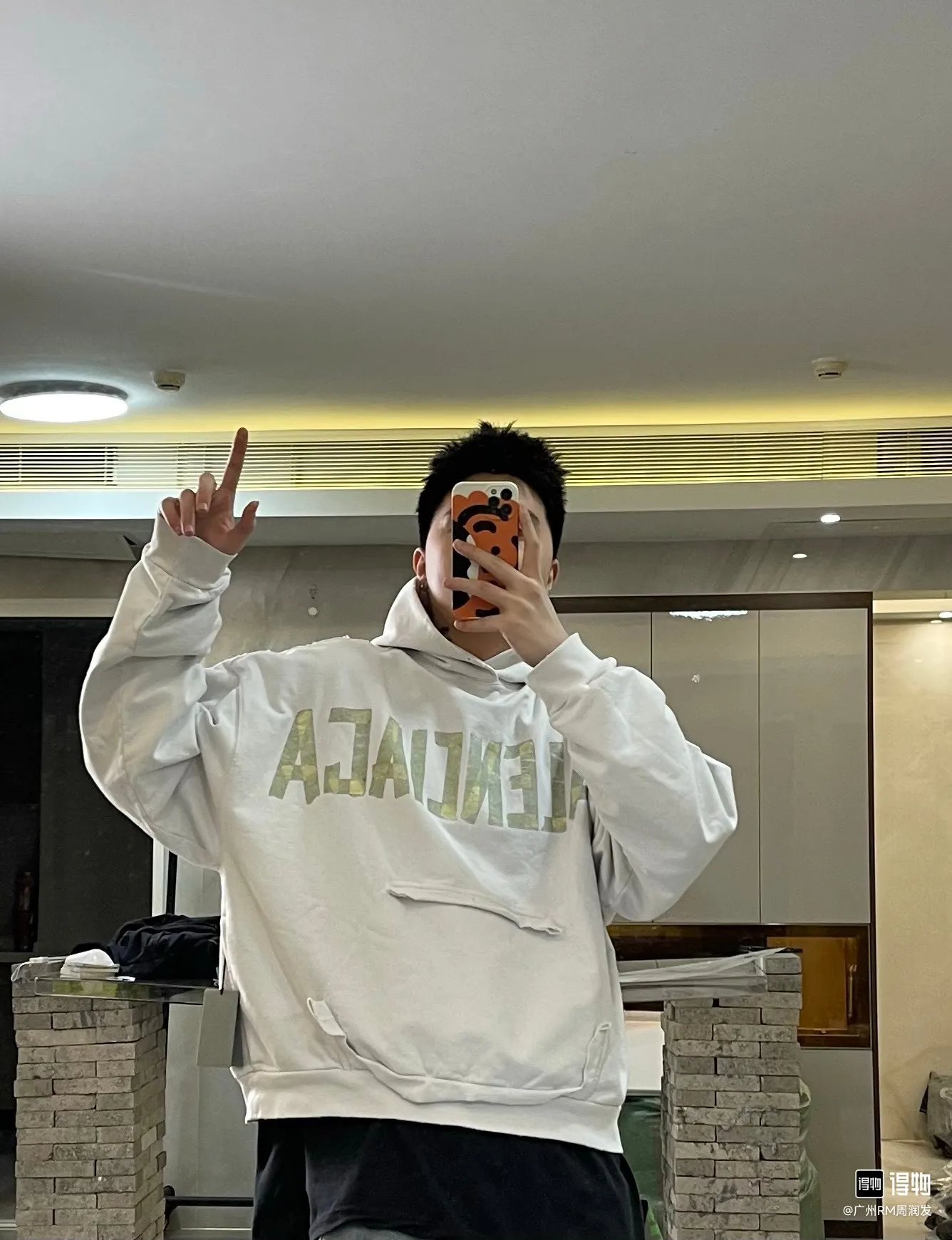 ♻️💯Reference model picture of the upper body❤️Top tested version Balenciaga 23SS textured paper printed letter double-sided logo hooded loose hooded sweatshirt This hoodie has a very interesting and cute design. The kangaroo pocket on the front of the large body is a reverse-cut design. The pockets on both sides are hollow, which means that the front view actually deceives your vision. The real pocket is sewn on the terry bottom on the reverse side, which is time-consuming and labor-intensive. But it is the core theme that cannot be ignored in the entire hoodie. The same details include hemming stitching and hole processing on both sides of the pockets; 480g heavy-weight pure cotton fabric with fine and small terry on the bottom. After heavy mud dyeing and washing, the fabric still has a thick foundation and is comfortable and soft. The front and back are double-sided textured paper transfer LOGO and the front and back are printed in different colors. The loose and large dropped shoulder design is suitable for both men and women. This style is also very suitable for girls. It is easy to create a lazy and casual street feel of the United States and France; many parts of the body have been hand-grinded with holes. Traces of muddying can be seen on the neckline, shoulder line, and side cuff splicing, but the visual transition is natural and soft without any dirty feeling. The old effect of the entire hoodie is excellent. The cuff threads are custom-woven in color; the packaging is master-washed and customized. From short-sleeves to sweatshirts, this style is definitely not to be missed Color: Mud-dyed custom-woven ocean blue Size: XS-S-M (Can be worn by men and women, OS loose shoulders) P:510