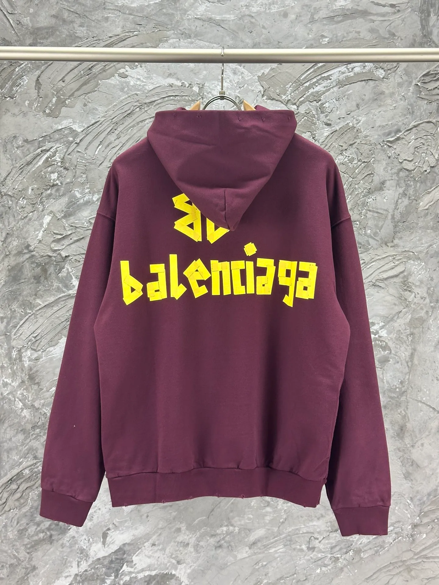 🅿️420 BALENCI*GA 24ss Paris hot-selling tape hooded sweatshirt. The front and back panels are printed with tape direct printing. Many hand-made. The ready-made garments are washed and worn. The cloth surface is clean. The cloth pattern is clear, super heavy work. Soft and comfortable. Exclusively pattern-woven and dyed 450g fabric. The threads are dyed in the same cylinder with zero color difference. Different from the market currency. The version adopts os loose shoulder version. Welcome to compare. Same style for men and women -Color: iron gray blue Paris blue washed black burgundy fluorescent yellow green khaki -SIZE: XS S M L style number 8912#