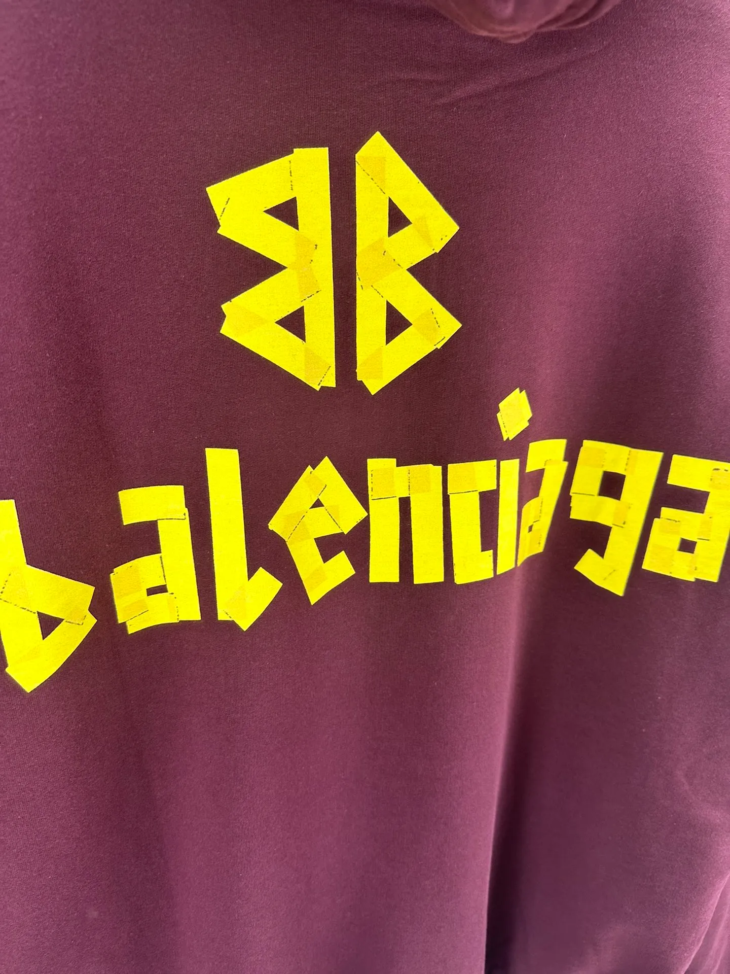 🅿️420 BALENCI*GA 24ss Paris hot-selling tape hooded sweatshirt. The front and back panels are printed with tape direct printing. Many hand-made. The ready-made garments are washed and worn. The cloth surface is clean. The cloth pattern is clear, super heavy work. Soft and comfortable. Exclusively pattern-woven and dyed 450g fabric. The threads are dyed in the same cylinder with zero color difference. Different from the market currency. The version adopts os loose shoulder version. Welcome to compare. Same style for men and women -Color: iron gray blue Paris blue washed black burgundy fluorescent yellow green khaki -SIZE: XS S M L style number 8912#