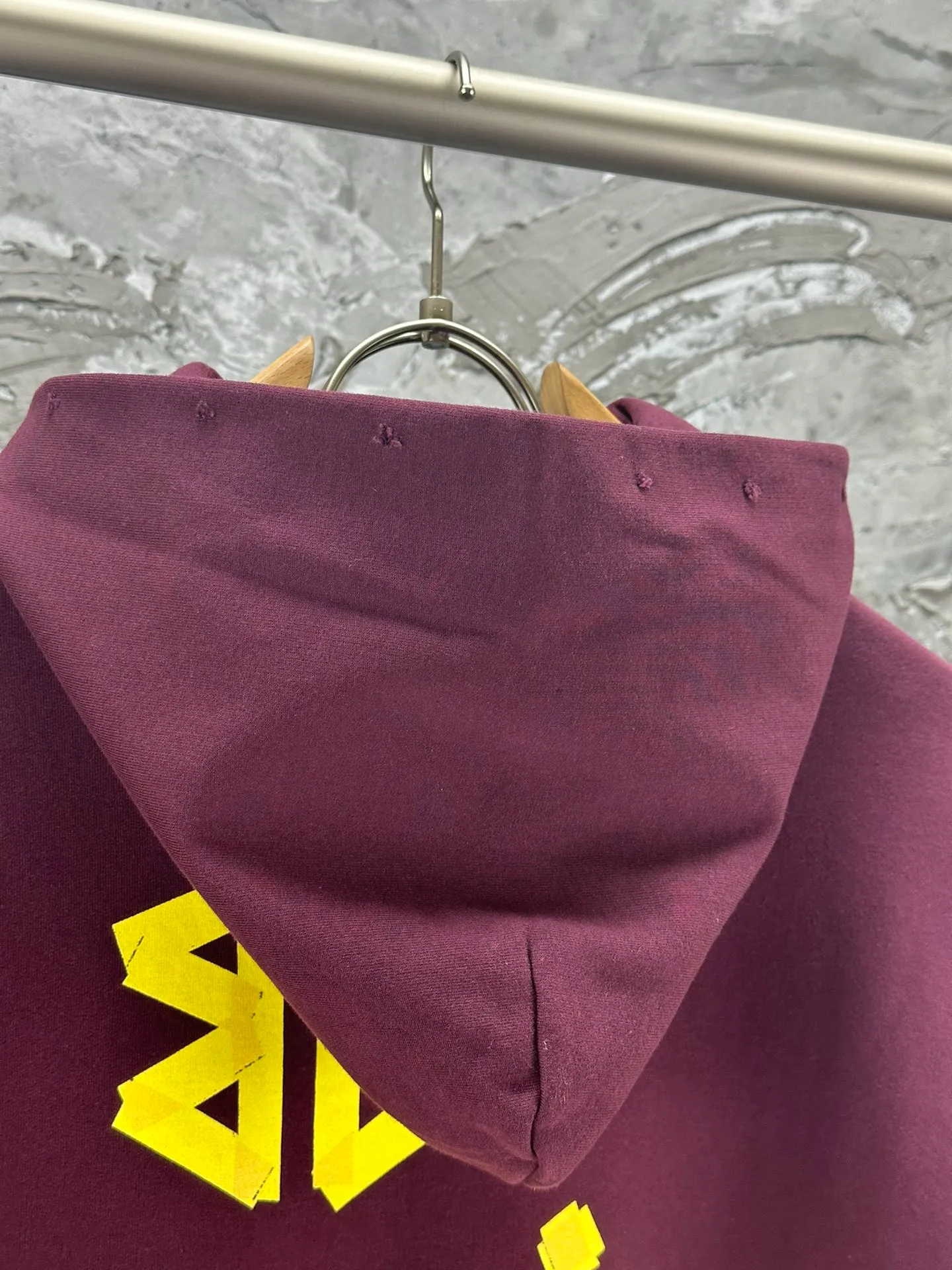 🅿️420 BALENCI*GA 24ss Paris hot-selling tape hooded sweatshirt. The front and back panels are printed with tape direct printing. Many hand-made. The ready-made garments are washed and worn. The cloth surface is clean. The cloth pattern is clear, super heavy work. Soft and comfortable. Exclusively pattern-woven and dyed 450g fabric. The threads are dyed in the same cylinder with zero color difference. Different from the market currency. The version adopts os loose shoulder version. Welcome to compare. Same style for men and women -Color: iron gray blue Paris blue washed black burgundy fluorescent yellow green khaki -SIZE: XS S M L style number 8912#
