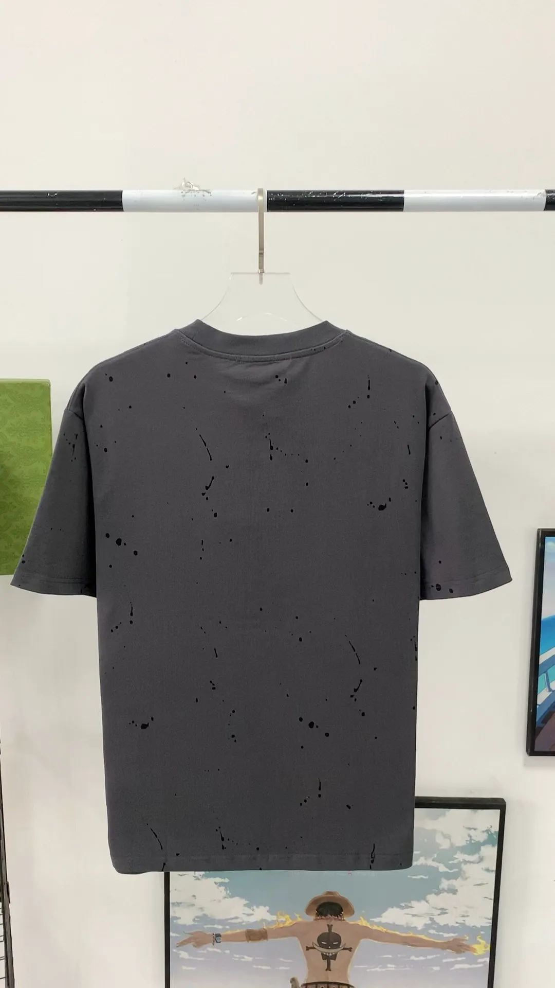 Real shot video on the back————The top tested version BALENCIAGA 23SS spring and summer new style splash-ink distressed pure cotton short-sleeved T-shirt. The process adopts Kangli printing cracking effect. The front panel printing glue bursting effect uses imported transparent slurry to scrape the bottom to make the printing bursting feel uniform. (PS: If this process is missing, the printing will easily fall off in large areas after cracking) Precise craftsmanship and full of details. The fabric has been washed, with special BB logo printing effect, and the whole body is painted. The starting version of the pipe network is 280 grams of double yarn pure cotton fabric. Color: Gray Black White Size: XS－L P:260