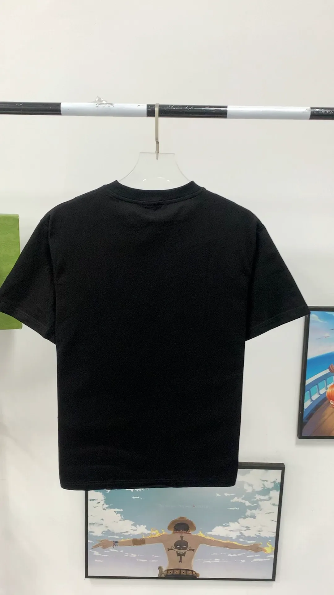 Real shot video on the back————The top tested version BALENCIAGA ✘ Supreme 23Ss joint printed T-shirt short sleeves [2023. Brand new BALENCIAGA ✘ Supreme launches its first joint series] BALENCIAGA and Supreme launch related joint products. The 2023 spring and summer series will be with you, and it will be possible to once again create the highlight moment of Louis Vuitton x Supreme in 2017. The latest exclusive customized co-branded accessories on the entire network, exclusive co-branded packaging boxes, main mark, hangtag and packaging are all different from other models on the market. The side flag mark is exclusively customized for this collaboration, with double logo red mark, the same style for men and women!  Color Black White Khaki Size XS S M L P:260