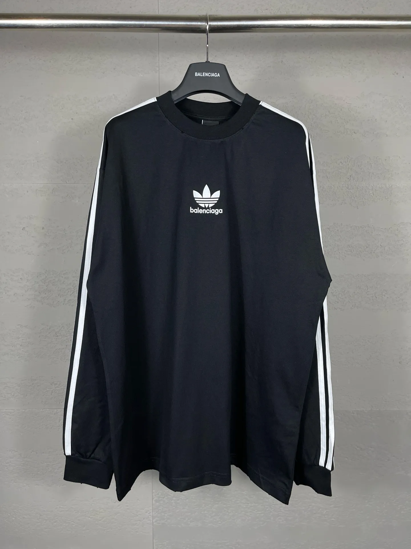 🅿️216 Actual pictures [Top version. Official website quality] BALENCI*GA/Paris co-branded Adidas Adidas clover three-stripe LOGO printed long-sleeved T-shirt #brick cabinet synchronization. Wait for a while to purchase and develop. Differentiating market currency, the fabric is made of Paris ZP custom-woven and dyed cotton double yarn. Weighing 260 grams, the cloth surface is clean. The cloth pattern is clear, soft and comfortable. The threads are dyed with no color difference. The classic pattern is printed with advanced materials, the letters are clear, three-dimensional, without burrs, and the brick cabinet is restored. Comparisons welcome. The version adopts OS loose shoulder design. Same style for men and women. Code: BL225008 Color: black, white, blue Size: XS S M L