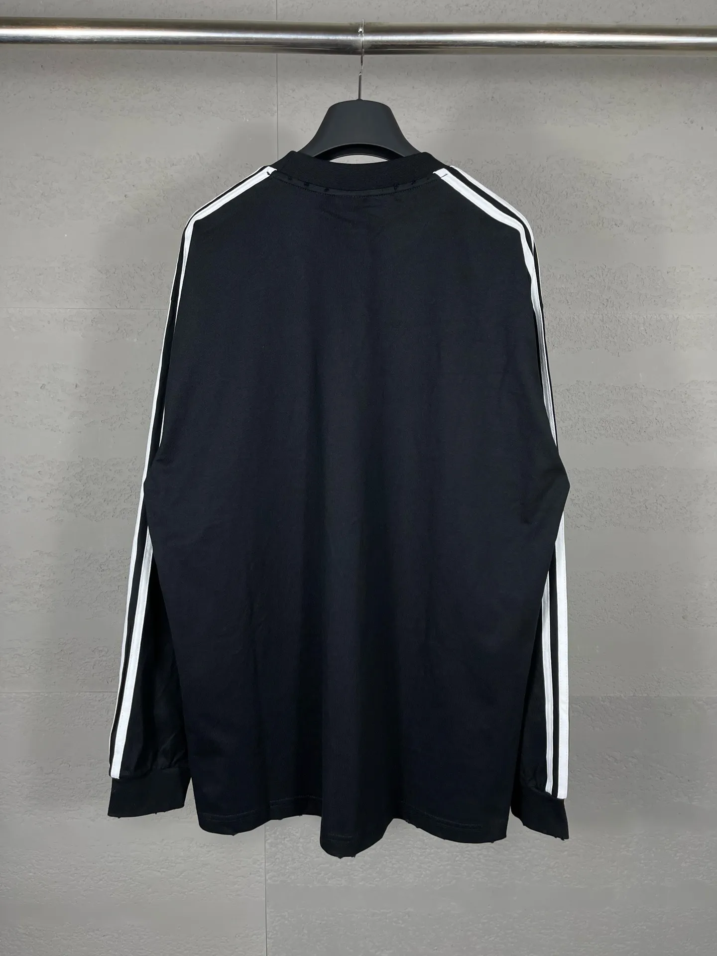 🅿️216 Actual pictures [Top version. Official website quality] BALENCI*GA/Paris co-branded Adidas Adidas clover three-stripe LOGO printed long-sleeved T-shirt #brick cabinet synchronization. Wait for a while to purchase and develop. Differentiating market currency, the fabric is made of Paris ZP custom-woven and dyed cotton double yarn. Weighing 260 grams, the cloth surface is clean. The cloth pattern is clear, soft and comfortable. The threads are dyed with no color difference. The classic pattern is printed with advanced materials, the letters are clear, three-dimensional, without burrs, and the brick cabinet is restored. Comparisons welcome. The version adopts OS loose shoulder design. Same style for men and women. Code: BL225008 Color: black, white, blue Size: XS S M L