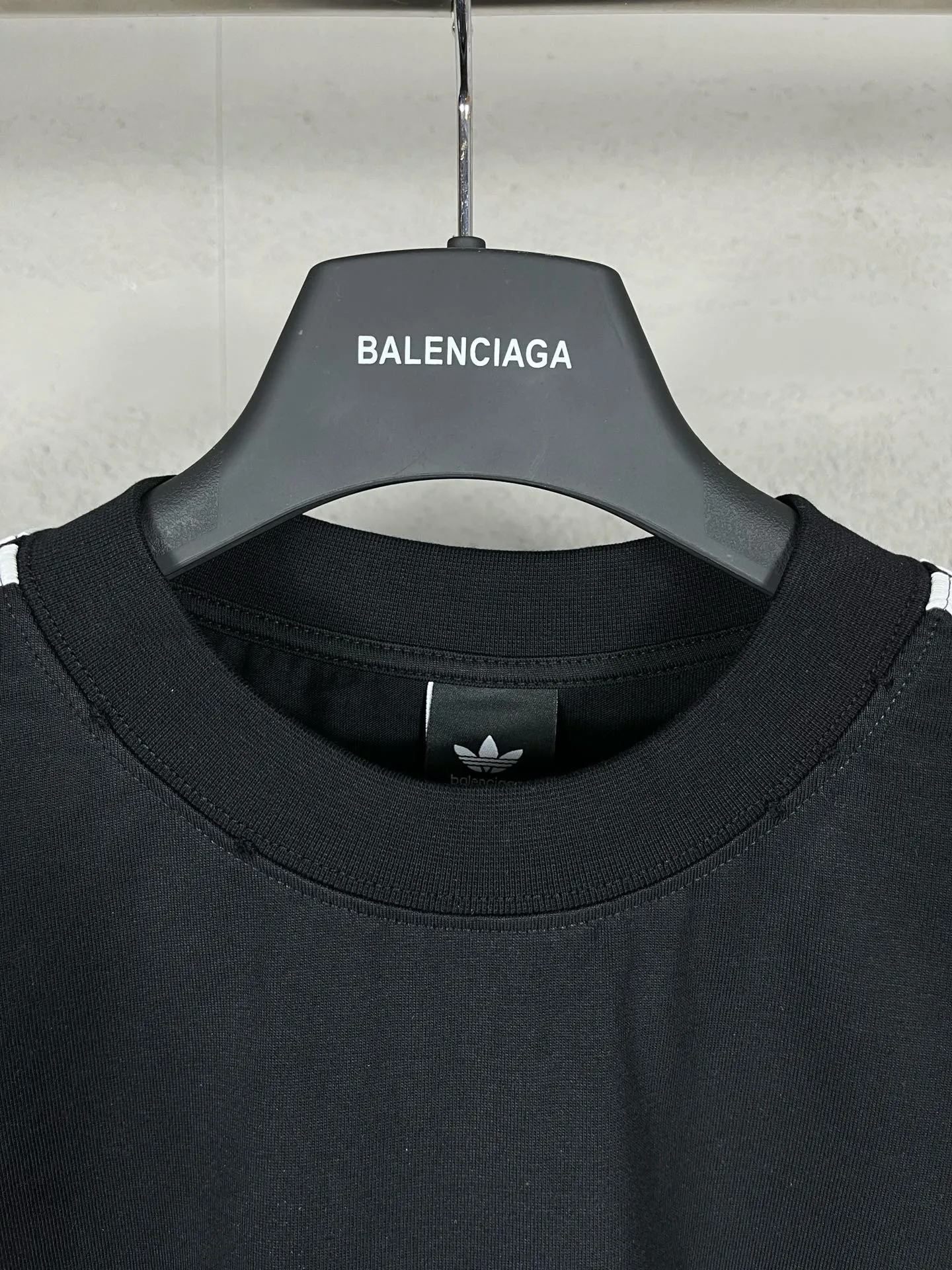 🅿️216 Actual pictures [Top version. Official website quality] BALENCI*GA/Paris co-branded Adidas Adidas clover three-stripe LOGO printed long-sleeved T-shirt #brick cabinet synchronization. Wait for a while to purchase and develop. Differentiating market currency, the fabric is made of Paris ZP custom-woven and dyed cotton double yarn. Weighing 260 grams, the cloth surface is clean. The cloth pattern is clear, soft and comfortable. The threads are dyed with no color difference. The classic pattern is printed with advanced materials, the letters are clear, three-dimensional, without burrs, and the brick cabinet is restored. Comparisons welcome. The version adopts OS loose shoulder design. Same style for men and women. Code: BL225008 Color: black, white, blue Size: XS S M L