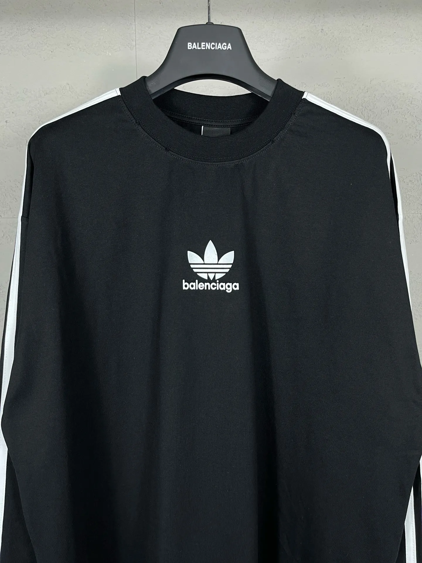 🅿️216 Actual pictures [Top version. Official website quality] BALENCI*GA/Paris co-branded Adidas Adidas clover three-stripe LOGO printed long-sleeved T-shirt #brick cabinet synchronization. Wait for a while to purchase and develop. Differentiating market currency, the fabric is made of Paris ZP custom-woven and dyed cotton double yarn. Weighing 260 grams, the cloth surface is clean. The cloth pattern is clear, soft and comfortable. The threads are dyed with no color difference. The classic pattern is printed with advanced materials, the letters are clear, three-dimensional, without burrs, and the brick cabinet is restored. Comparisons welcome. The version adopts OS loose shoulder design. Same style for men and women. Code: BL225008 Color: black, white, blue Size: XS S M L