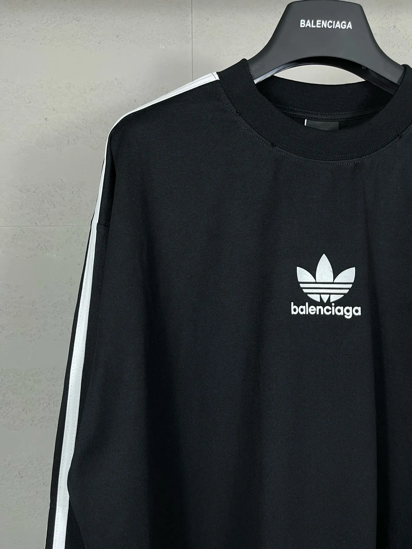 🅿️216 Actual pictures [Top version. Official website quality] BALENCI*GA/Paris co-branded Adidas Adidas clover three-stripe LOGO printed long-sleeved T-shirt #brick cabinet synchronization. Wait for a while to purchase and develop. Differentiating market currency, the fabric is made of Paris ZP custom-woven and dyed cotton double yarn. Weighing 260 grams, the cloth surface is clean. The cloth pattern is clear, soft and comfortable. The threads are dyed with no color difference. The classic pattern is printed with advanced materials, the letters are clear, three-dimensional, without burrs, and the brick cabinet is restored. Comparisons welcome. The version adopts OS loose shoulder design. Same style for men and women. Code: BL225008 Color: black, white, blue Size: XS S M L